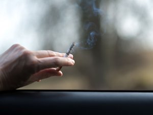 Le chiffre est effrayant : malgré les incendies qui ravagent le pays, 17 % des fumeurs français reconnaissent jeter leur mégot par la fenêtre en voiture