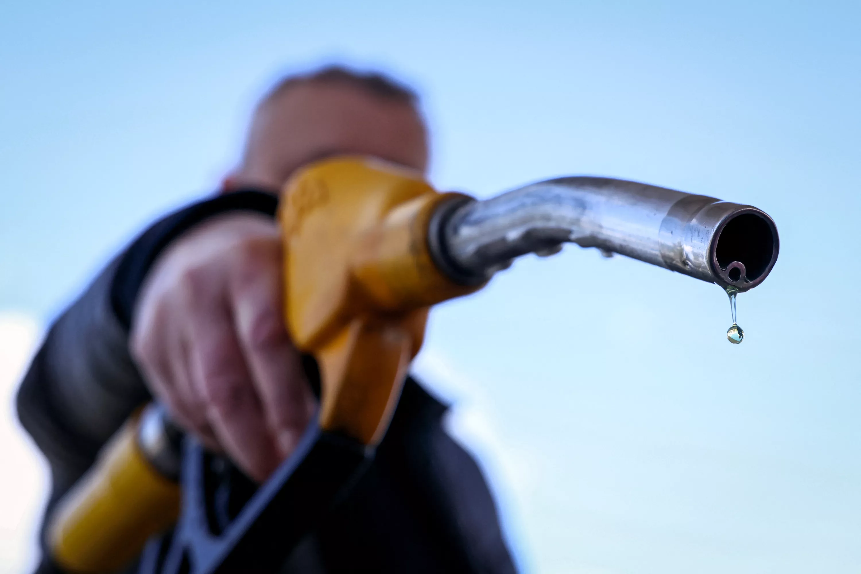 «Le gouvernement s’enrichit et les Français passent en dernier» : de Nice à Paris, les automobilistes entre colère et résignation face aux prix à la pompe