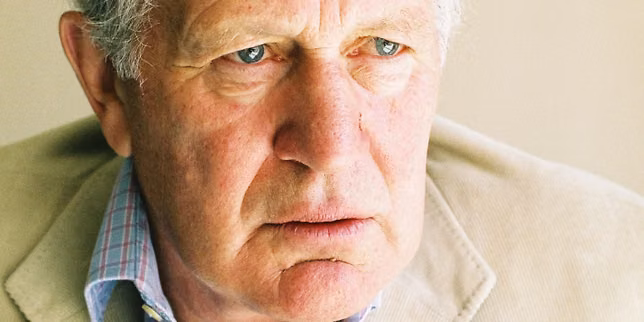 Le réalisateur britannique John Irvin, connu pour son film « Hamburger Hill » et sa série « La Taupe », est mort à 86 ans