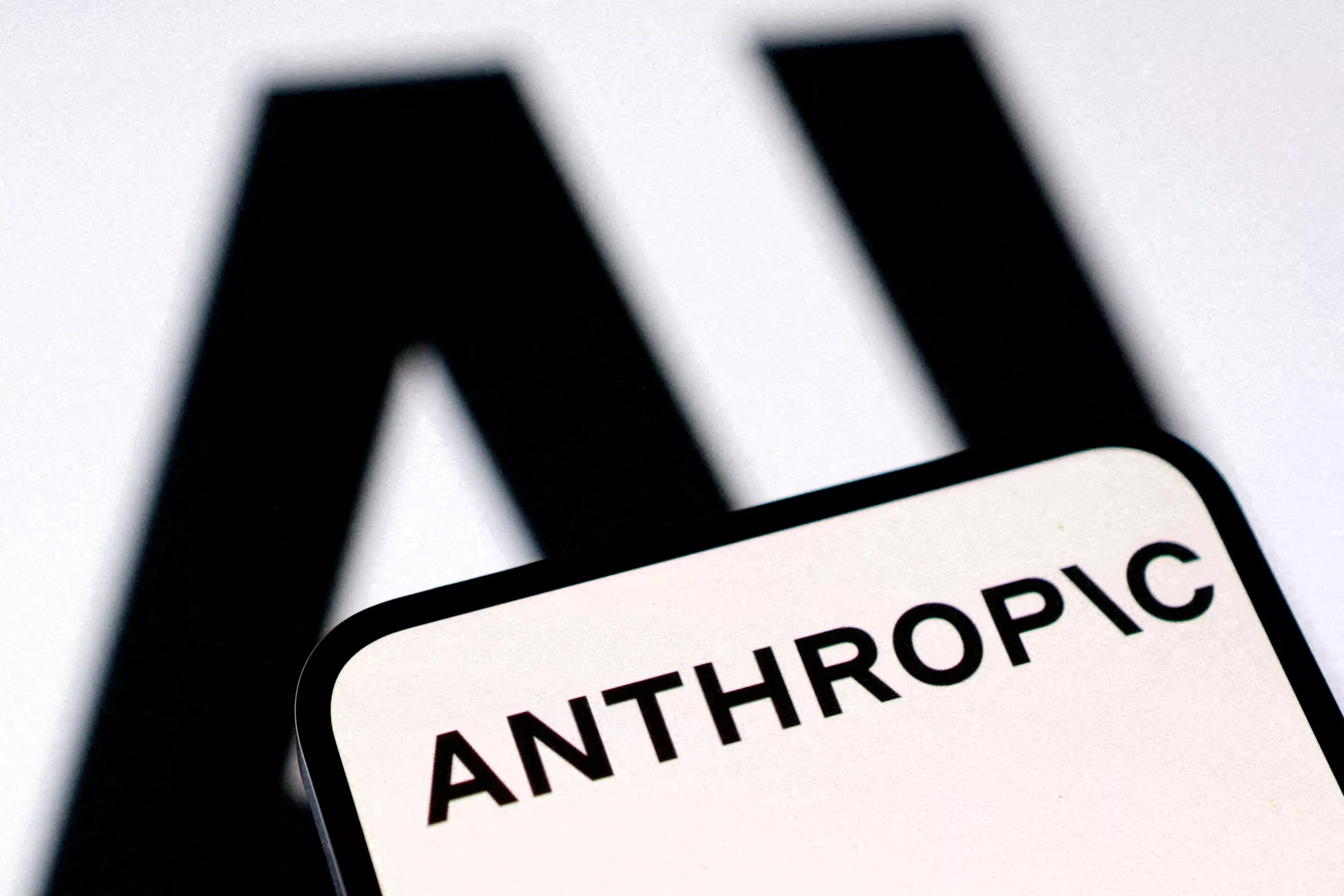 «Le rôle humain se réduit à chaque étape du développement» : Anthropic sonne l’alarme et appelle à ralentir l’IA