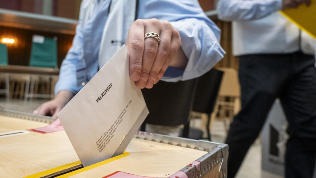 Législatives en Suède: conservateurs et sociaux-démocrates au coude-à-coude, incertitude totale sur l'issue du scrutin