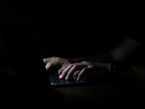 Les administrateurs seraient deux frères français : la justice fait fermer une plateforme vendant des images intimes volées à plus de 17 000 femmes