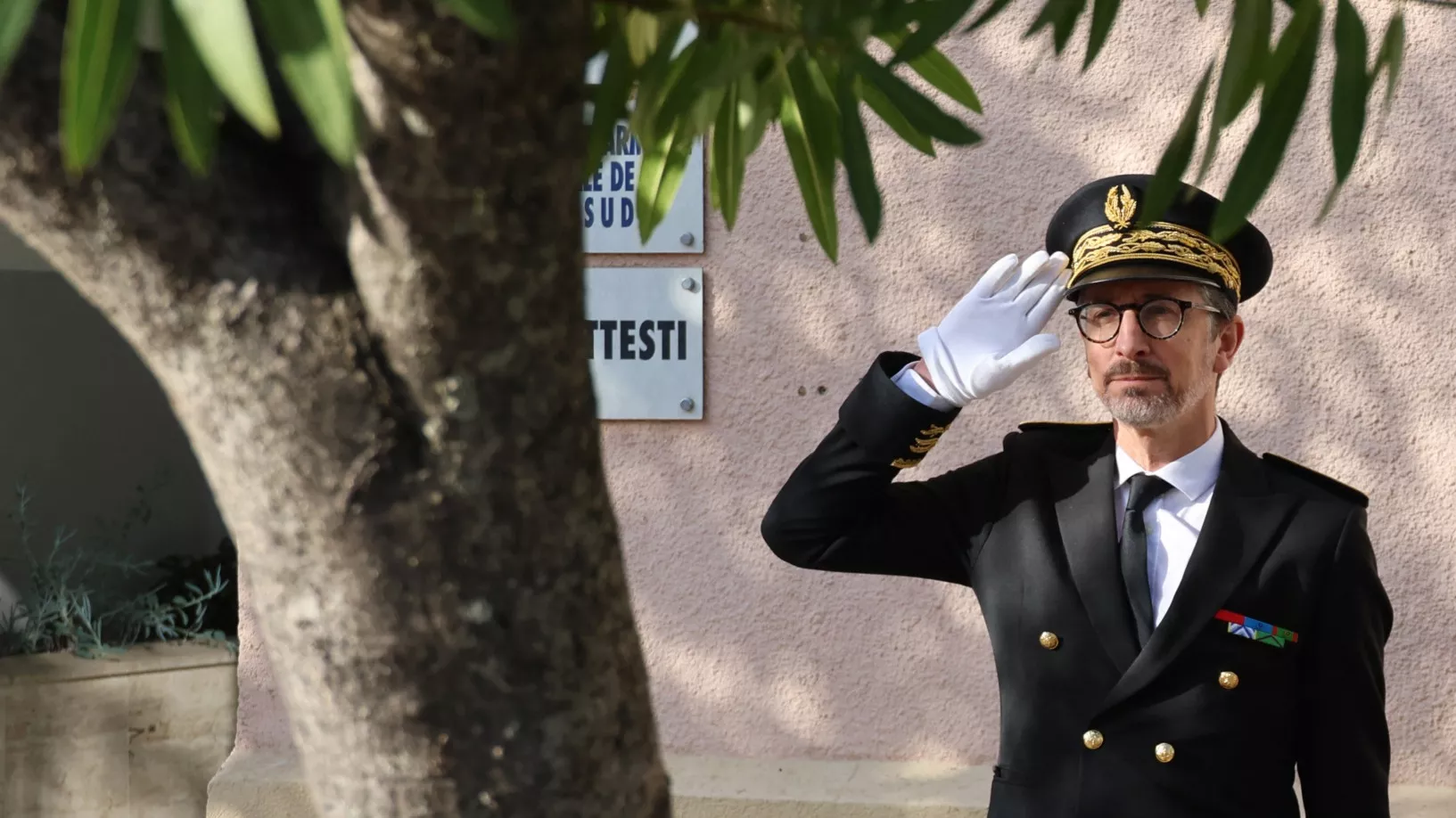 Les préfets doivent-ils adresser un salut militaire réglementaire aux députés, comme l’affirme Jean-Luc Mélenchon ?