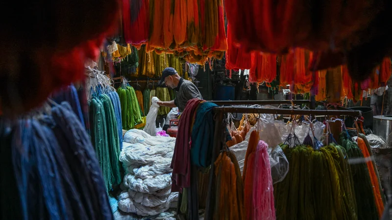 Leur prix peut atteindre 17.000 euros mais un maître-tisserand indien gagne moins de 5 euros par jour: au Cachemire, les conflits font chuter les ventes de tapis et menacent un savoir-faire ancestral