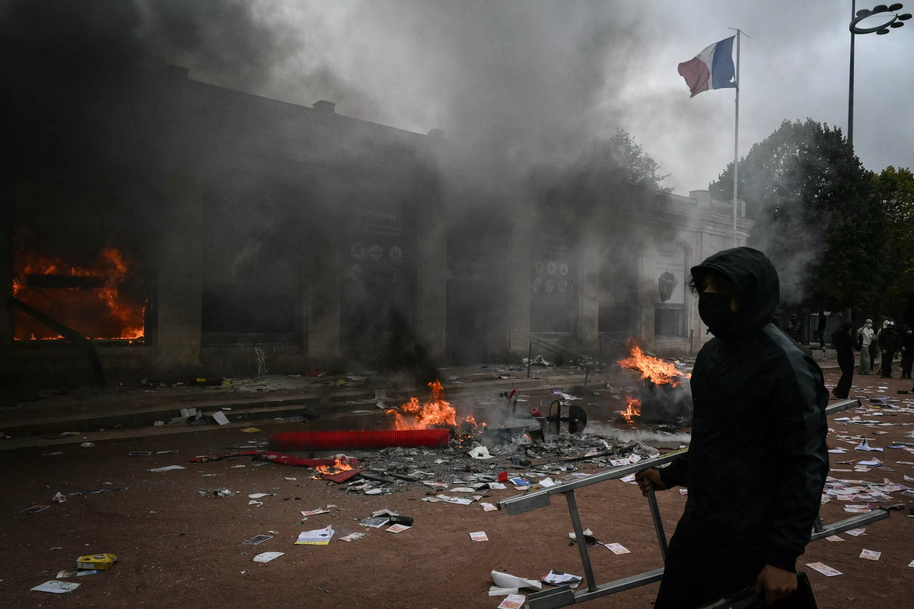 Manifestations du 17 octobre : à Lyon, les images de l’office du tourisme saccagé et incendié sur la place Bellecour