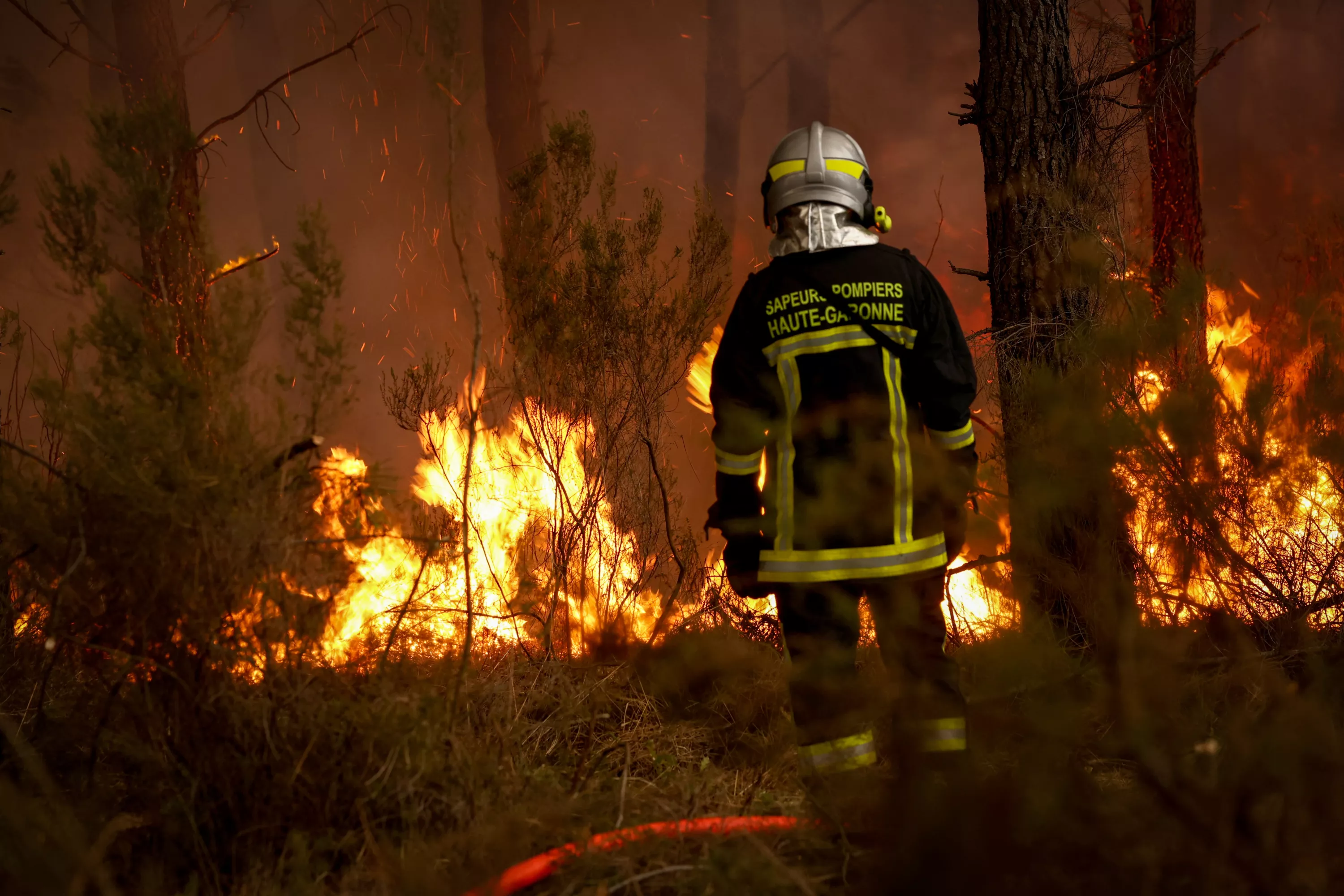 Manque d’effectifs, salaires figés, primes insuffisantes... Les incendies remettent en lumière les difficiles conditions de travail des pompiers