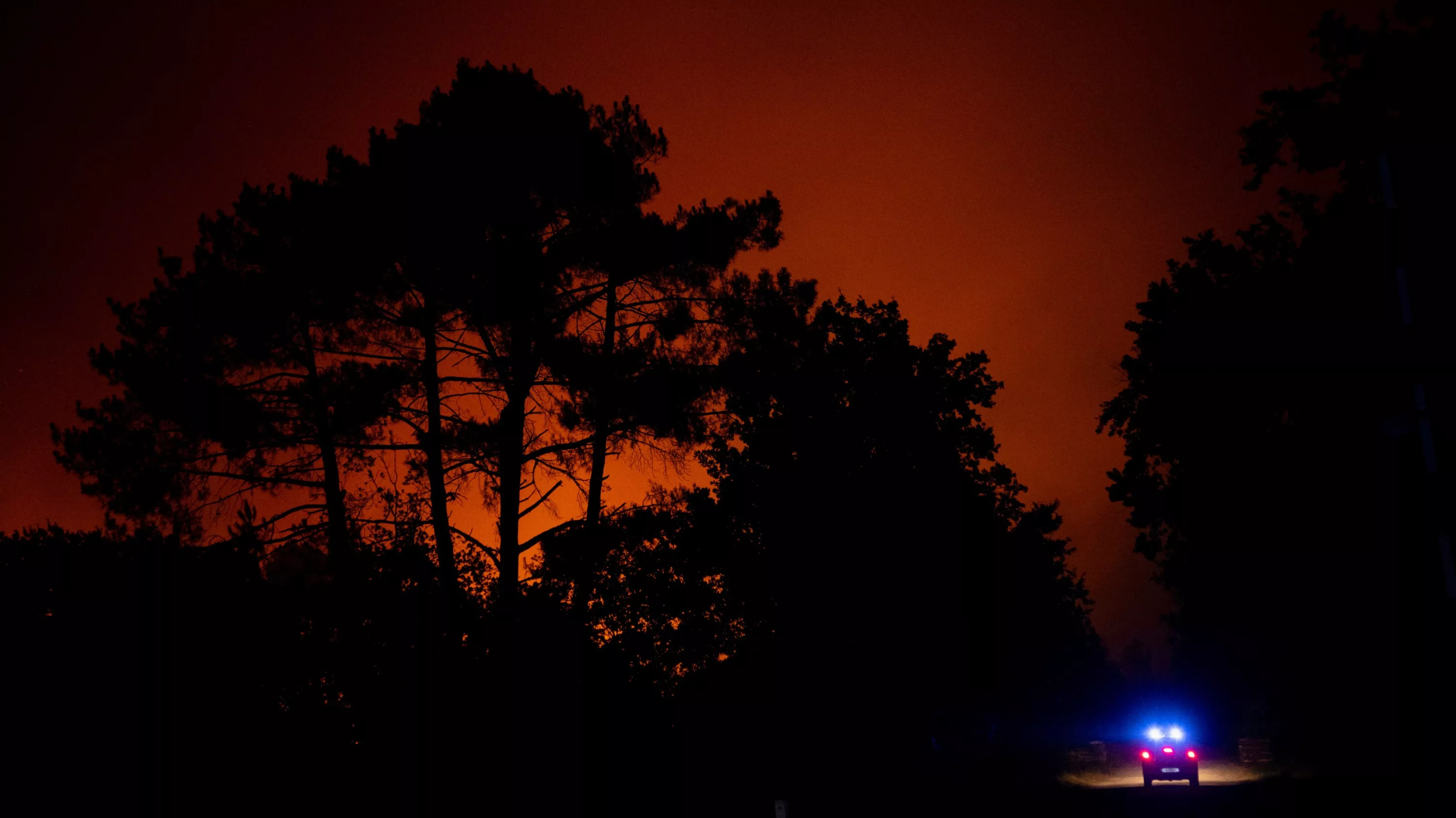 Mineurs désœuvrés, marginaux multirécidivistes, pompiers volontaires… Qui sont ces incendiaires et pyromanes qui brûlent la France ?