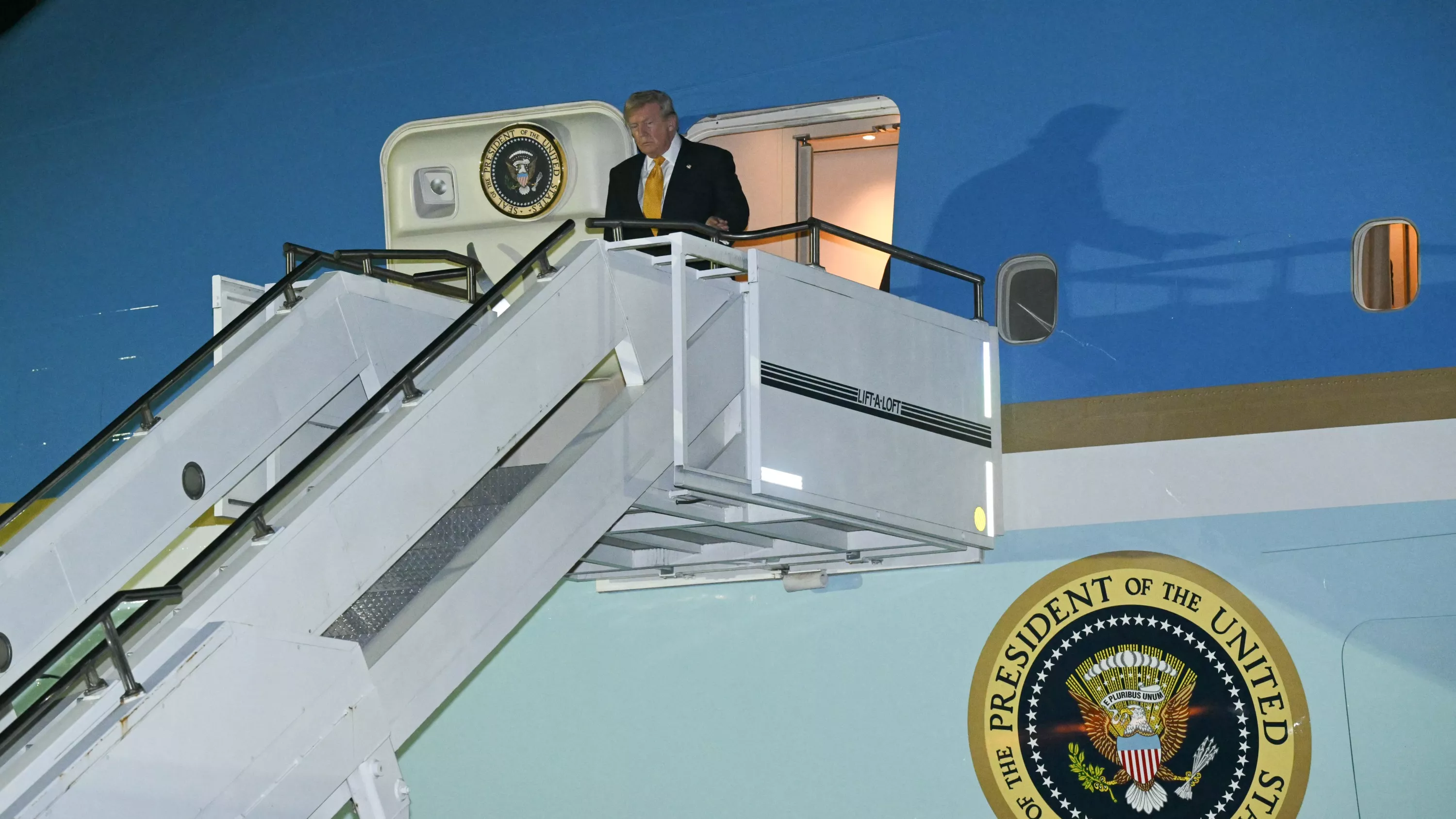 «Mission clandestine», camion de restauration et «avion-leurre» : les coulisses de la mystérieuse exfiltration de Donald Trump pour quitter la Turquie