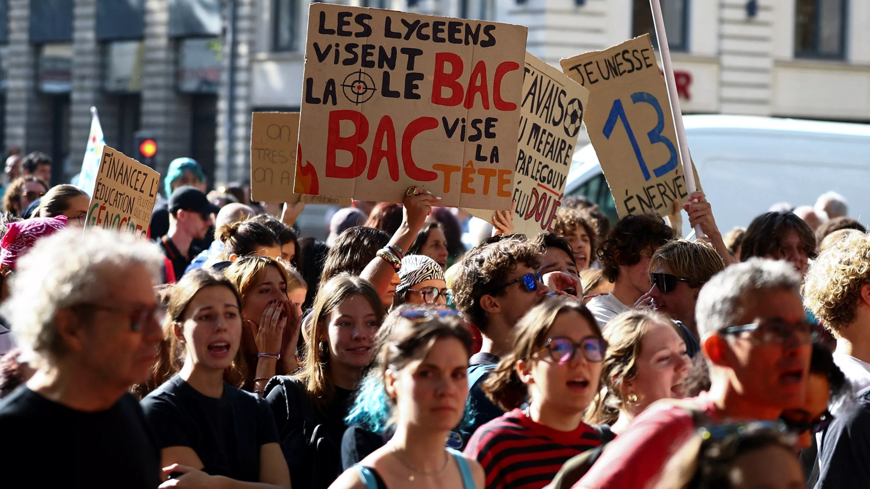 Mobilisation massive des lycéens, nouveaux débordements, gouvernement sous pression… Le récit d’une journée sous haute tension