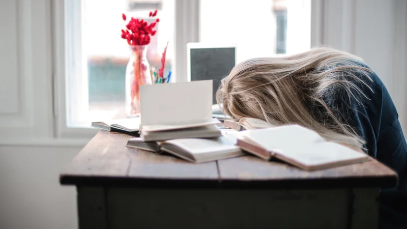 Moins de temps pour une pause-café, journées plus intenses, trop peu d'espaces de dialogue dans les entreprises... Il y a de plus en plus d'enquêtes pour harcèlement au travail
