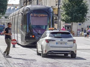 Montpellier : les taxis s’alarment de l’interdiction d’accès aux voies de tramway… quand la Métropole assure que rien n’a changé