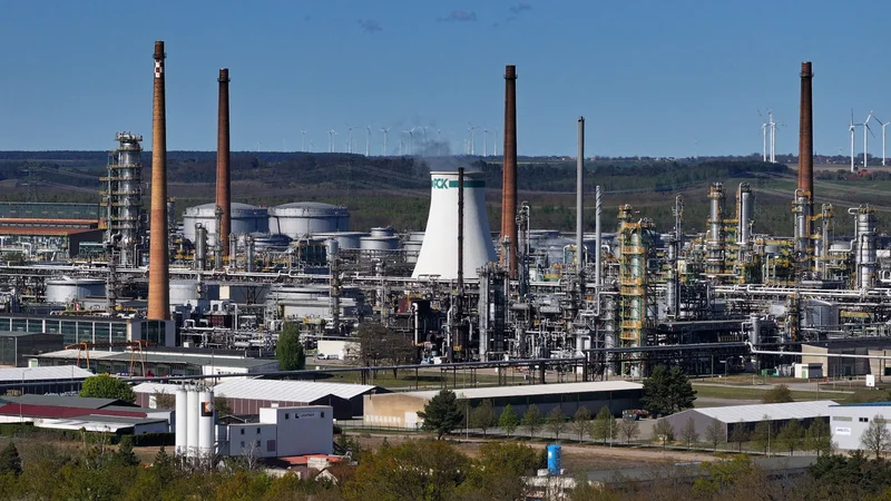 Moscou avait subitement coupé le robinet qui alimente cette raffinerie allemande grande comme 1.200 terrains de football: le complexe pétrolier de Schwedt, qui fournit 90% du carburant pour la ville de Berlin, peine encore à se sevrer du brut russe