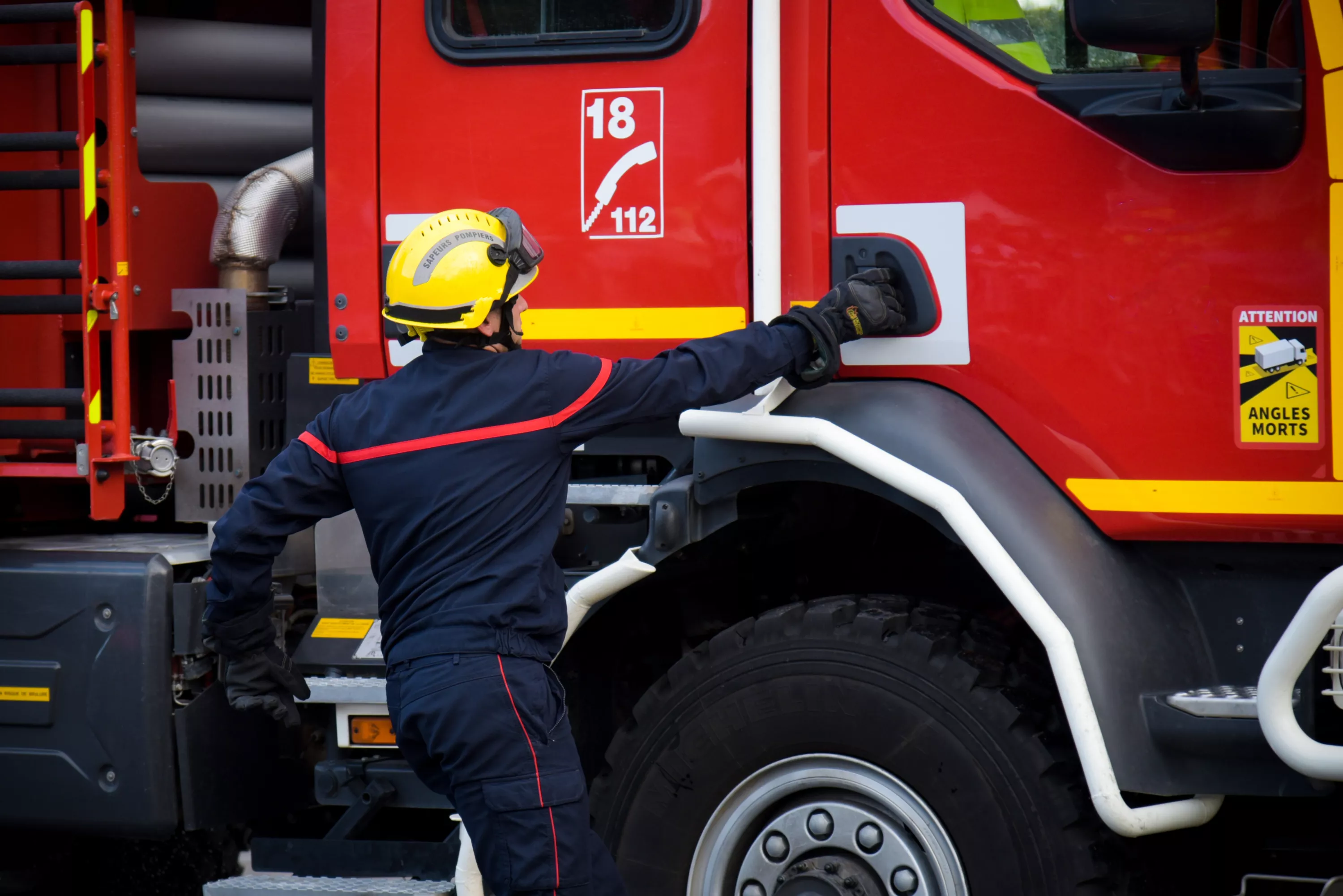 Moselle : 30.000 habitants appelés à se confiner après l’incendie d’un entrepôt de Suez