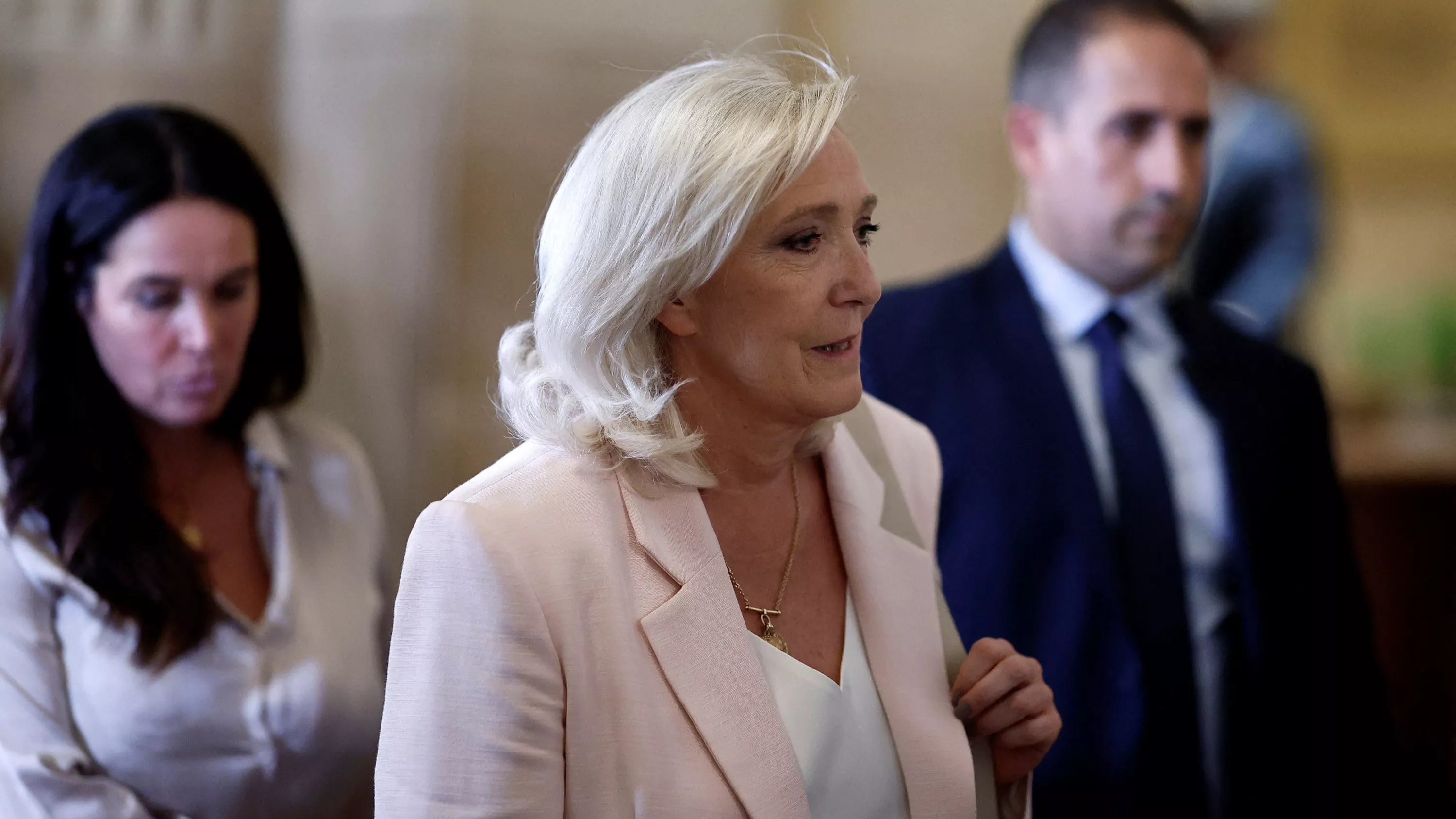 «Nouvelle Jeanne d’Arc», «suspense prolongé» : la presse étrangère dans l’attente après la condamnation de Marine Le Pen