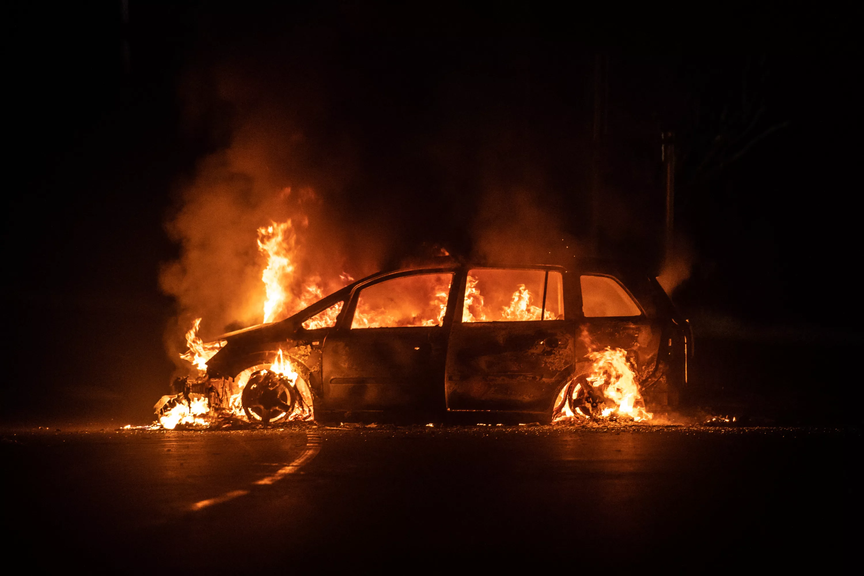 Nuit d’émeutes à Saint-Pierre-des-Corps après un refus d’obtempérer : deux véhicules de police incendiés, neuf policiers et gendarmes blessés