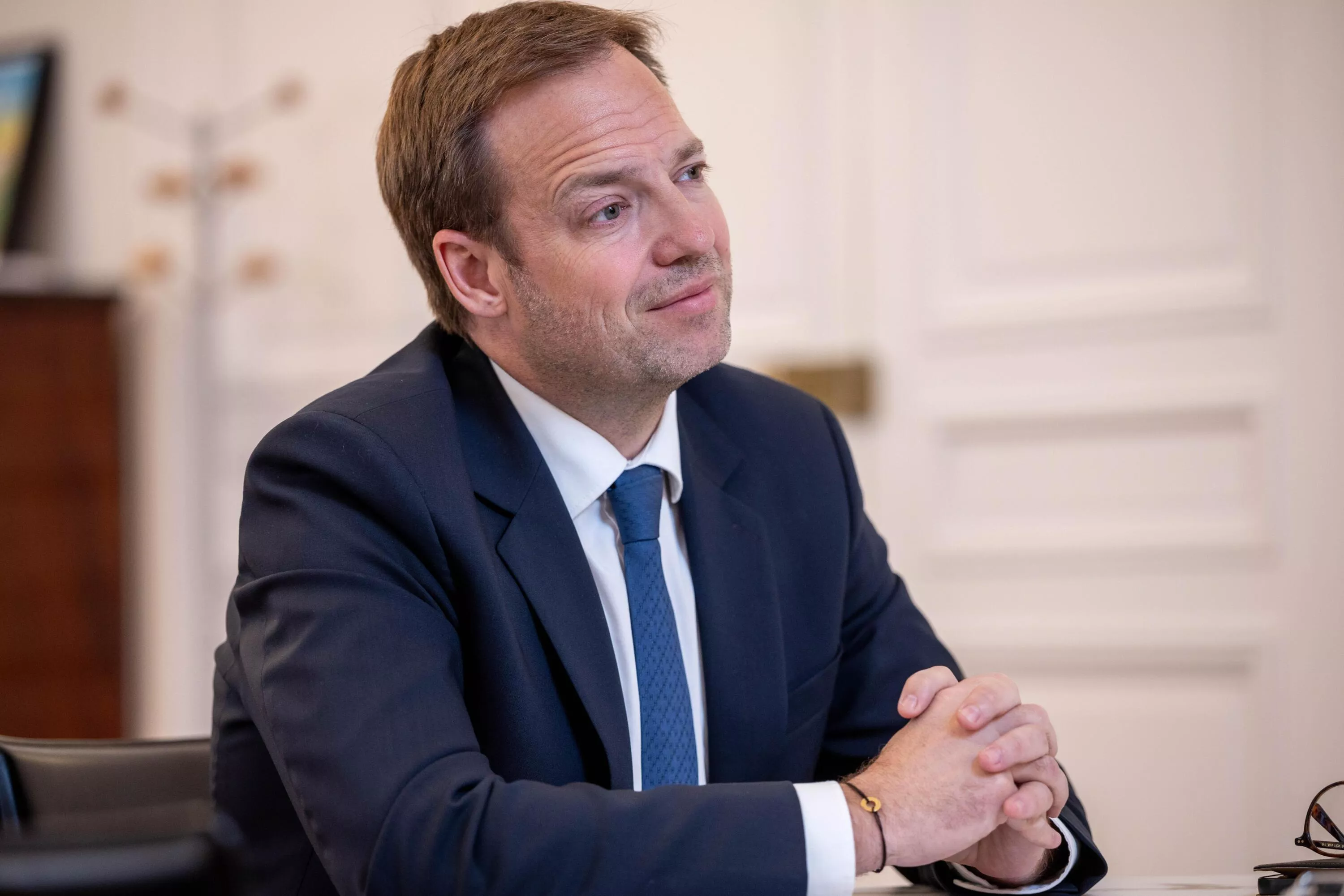 «On peut facilement en trouver» : le gouvernement répond à la polémique sur les lunettes de protection pour l’éclipse solaire