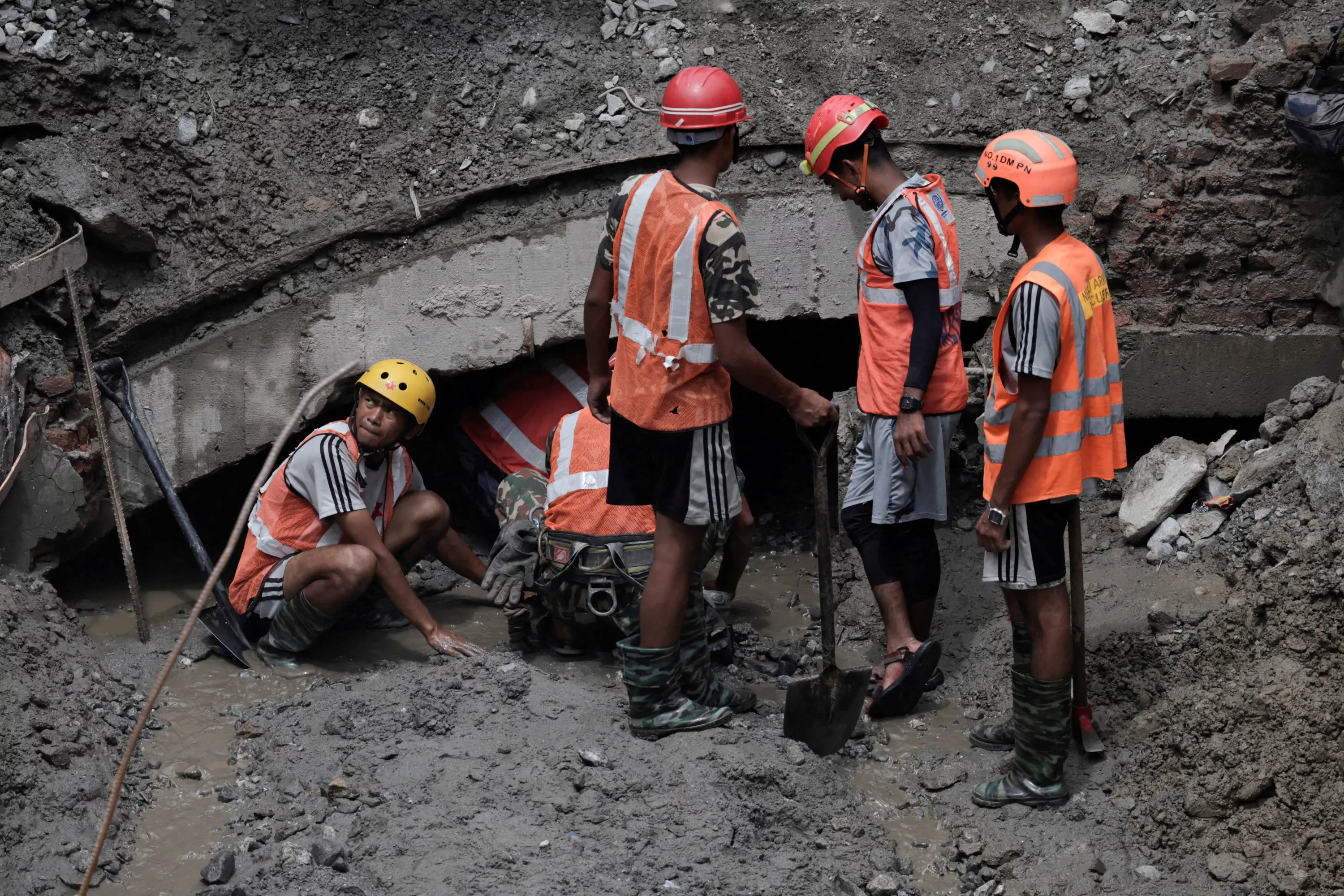 «On vient vous sauver» : après la crue dévastatrice au Népal, les secours parviennent à extraire deux ouvriers vivants d'un tunnel