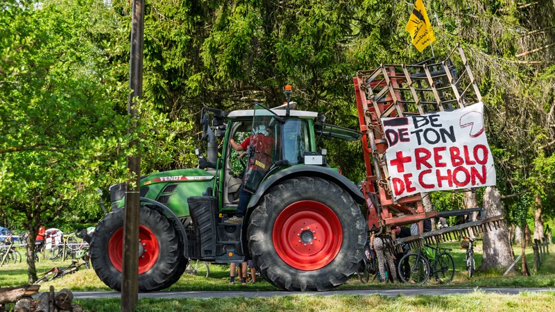 Opposants qui tentent de bloquer les travaux, risques environnementaux, arbres arrachés... Le chantier contesté d'une nouvelle autoroute a démarré en Haute-Savoie