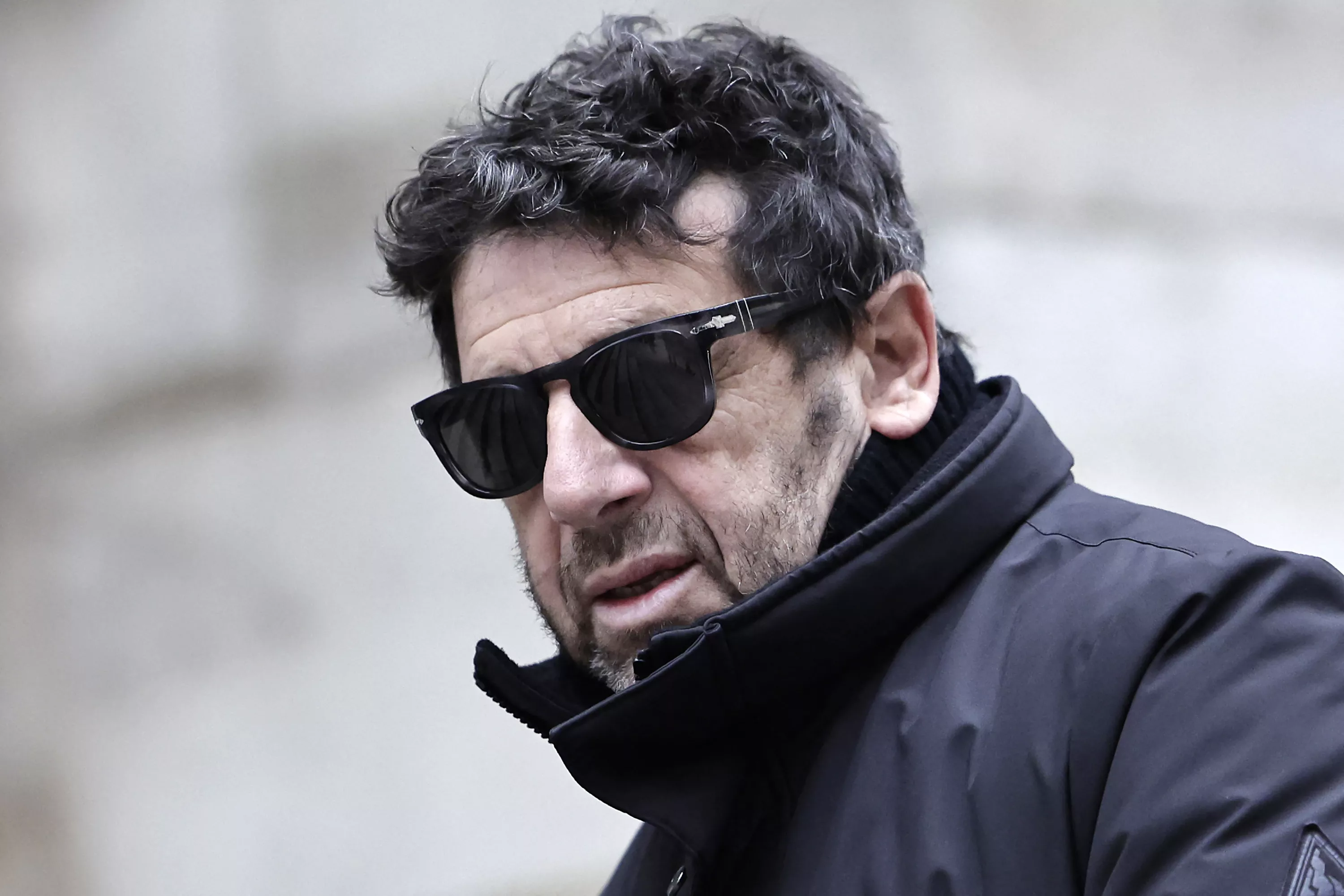 Patrick Bruel déféré en vue d’une mise en examen pour viols et tentatives de viol, son placement en détention provisoire requis