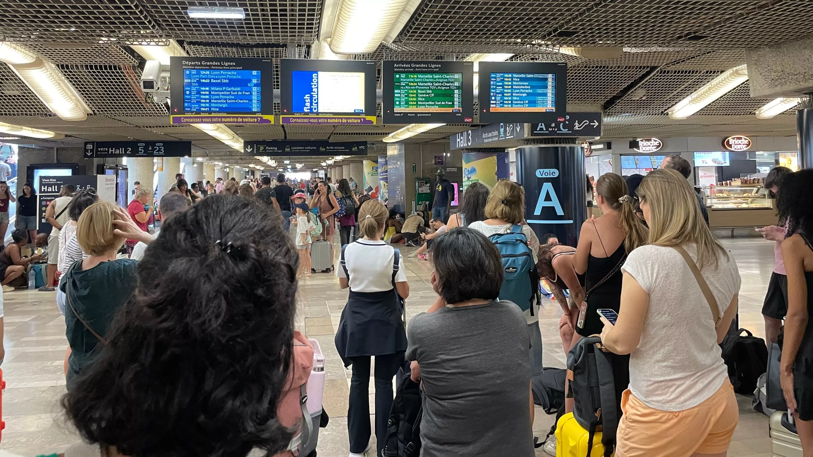 «Personne n’est venu nous renseigner» : à la gare de Lyon, des voyageurs mécontents après de nouveaux retards de TGV