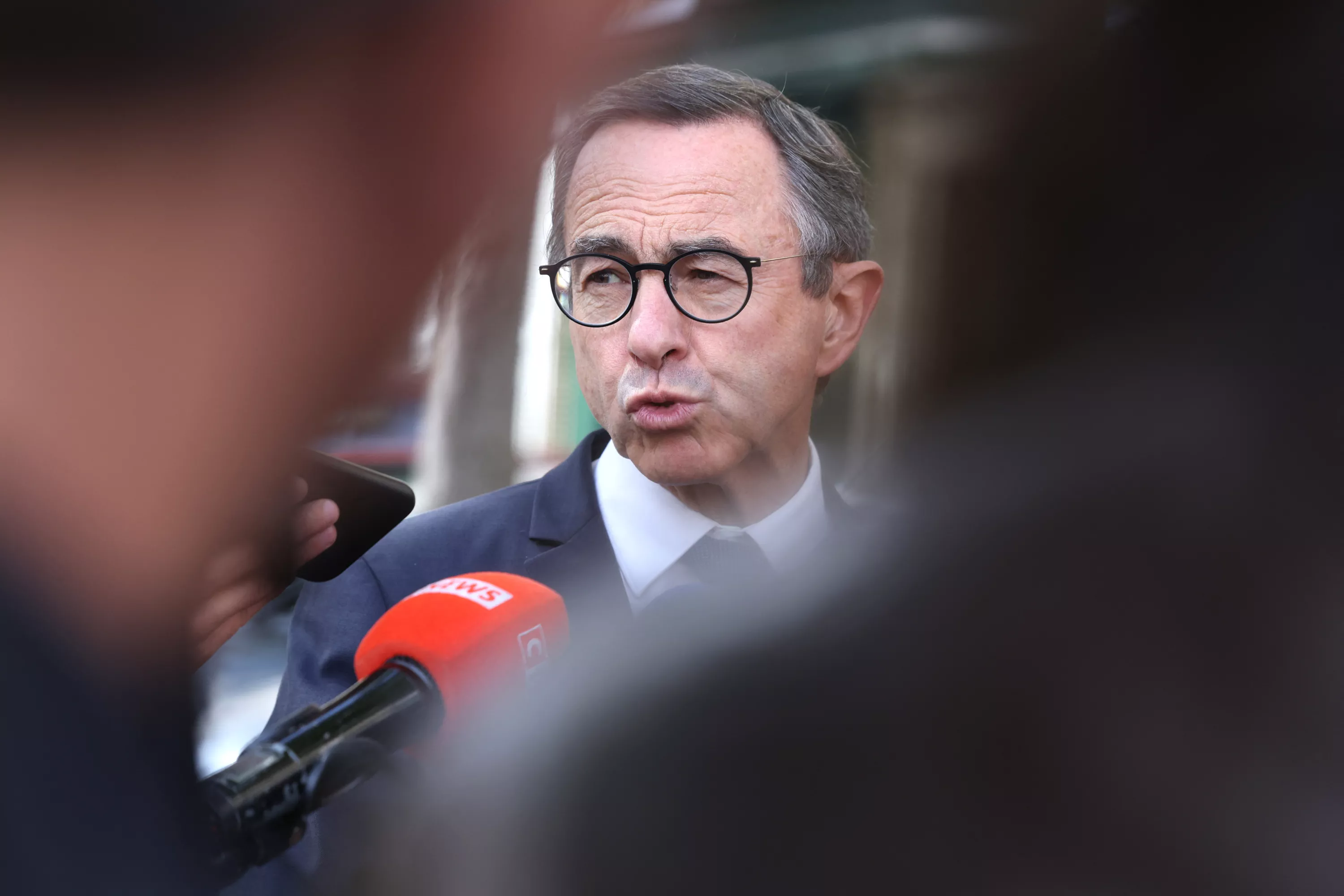 «Petit théâtre antifasciste» : Bruno Retailleau fustige la décision de France Inter de supprimer l’édito de Charles Sapin