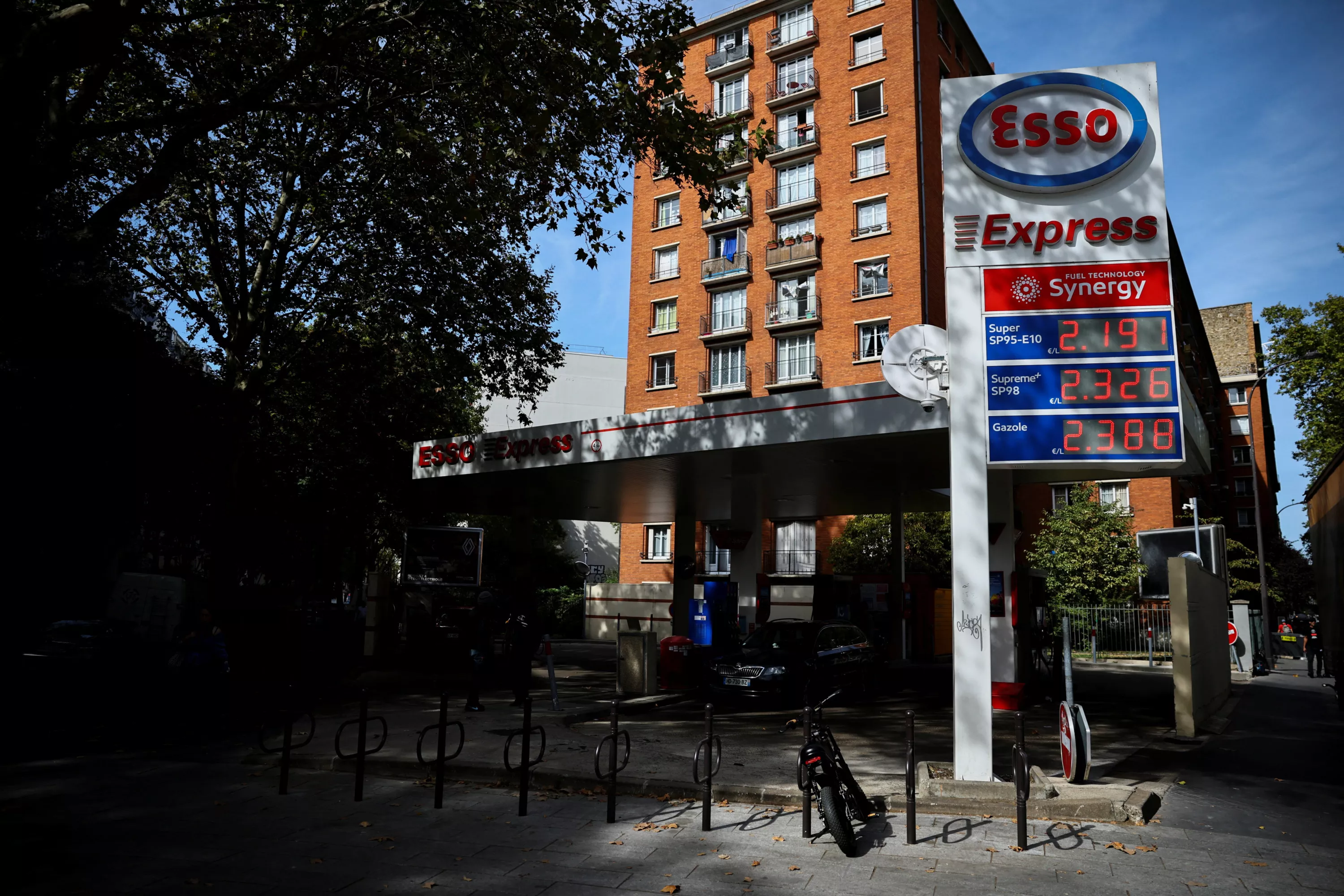 Plafonnement du prix des carburants : comment fonctionne le modèle belgo-luxembourgeois, dont souhaite s’inspirer l’Allemagne ?