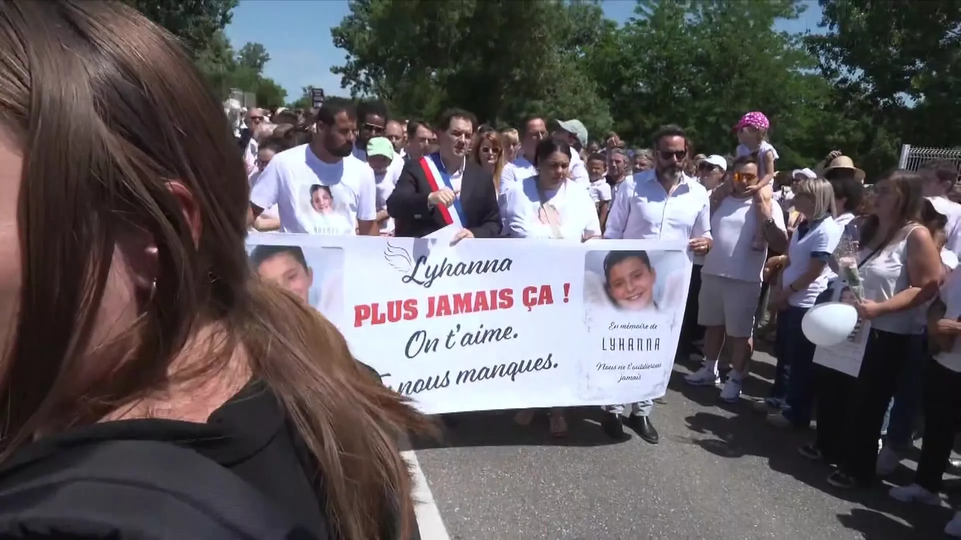 «Plus jamais ça !» : des milliers de personnes rendent hommage à Lyhanna lors d’une marche blanche à Fleurance
