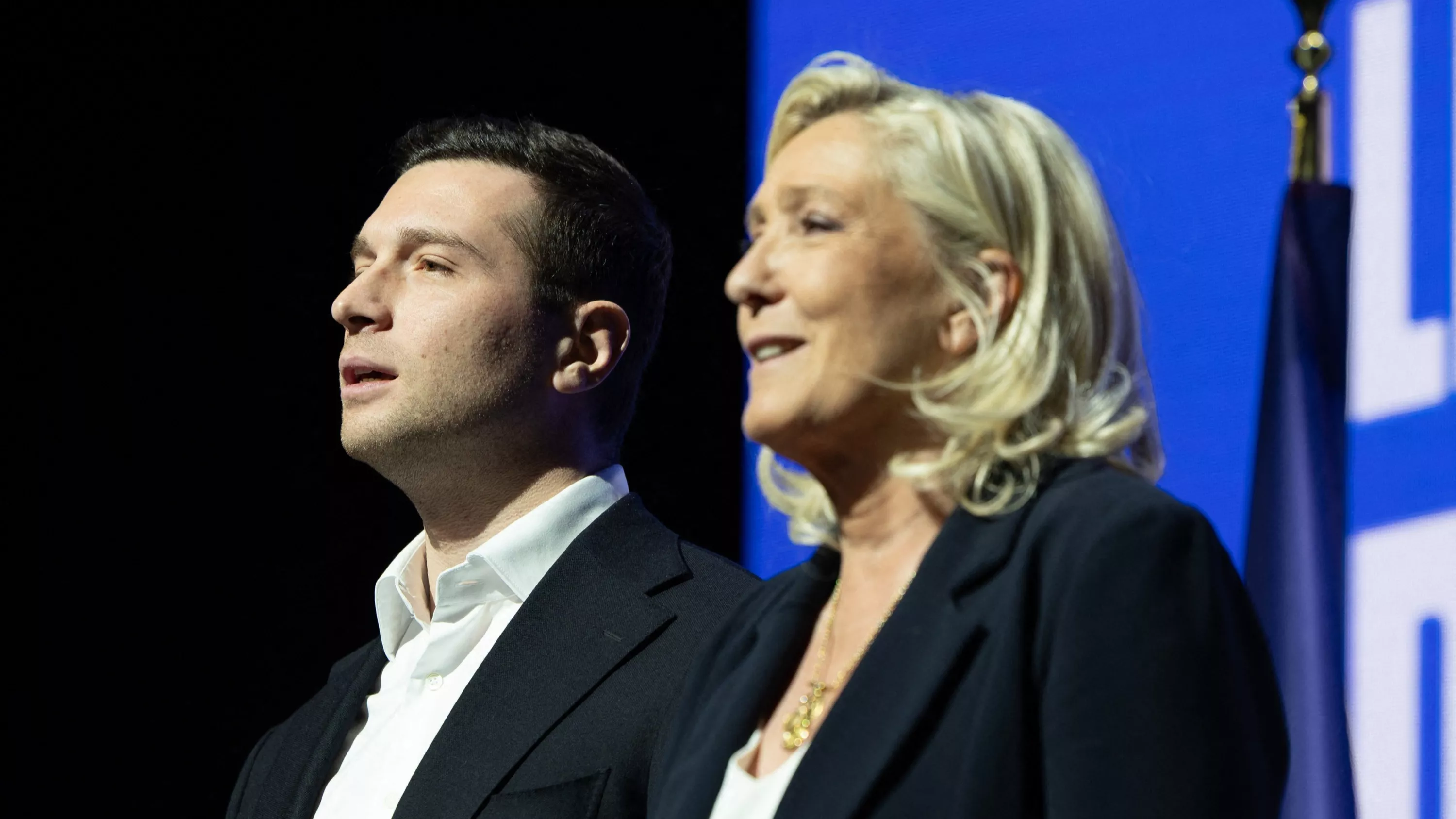 « Populisme », « police du vêtement », « désaccord radical » : la classe politique s’insurge contre la sanction du RN sur le port du voile