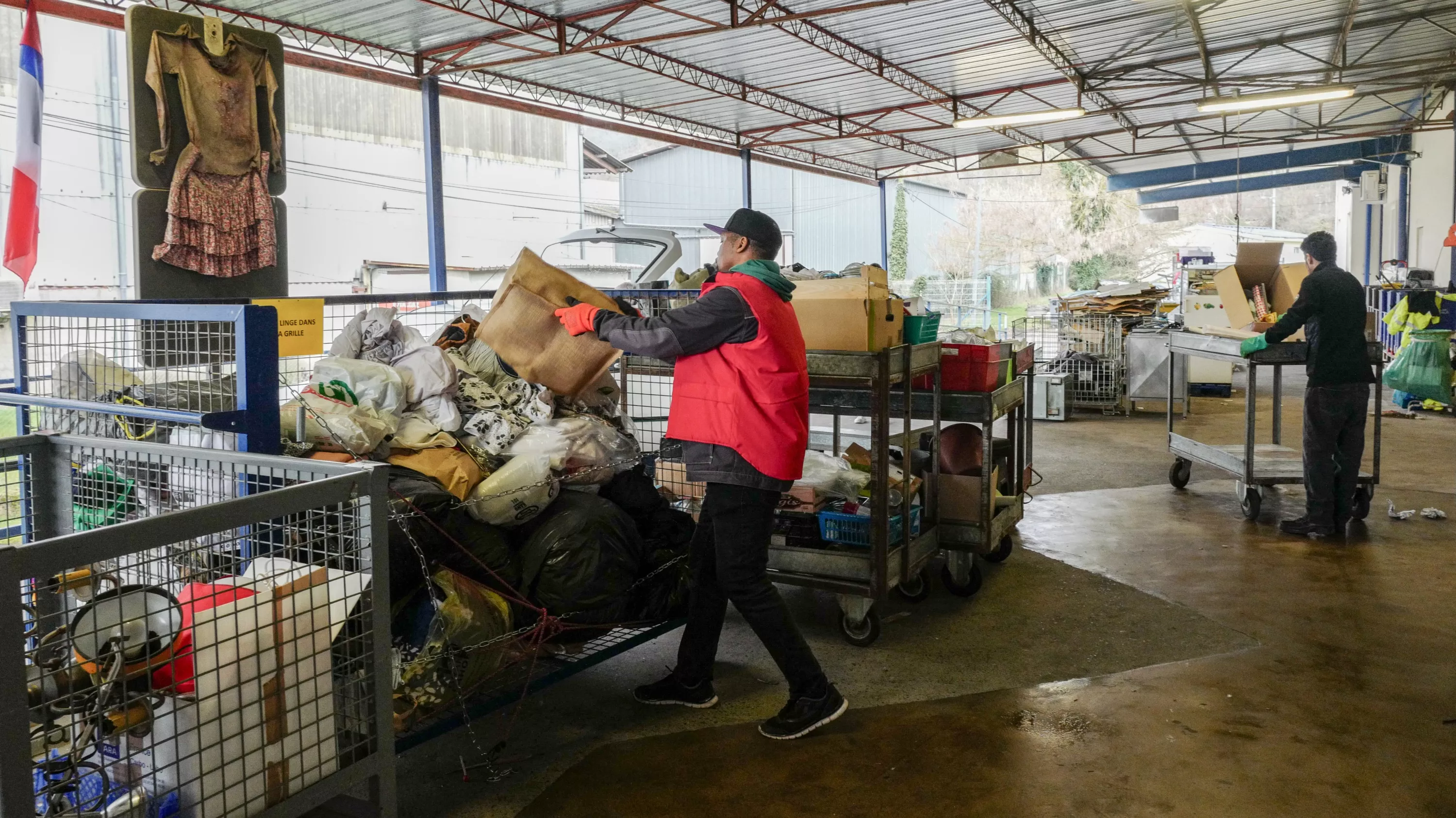 Pourquoi l’ultra fast-fashion et la seconde main asphyxient la filière de recyclage des vêtements