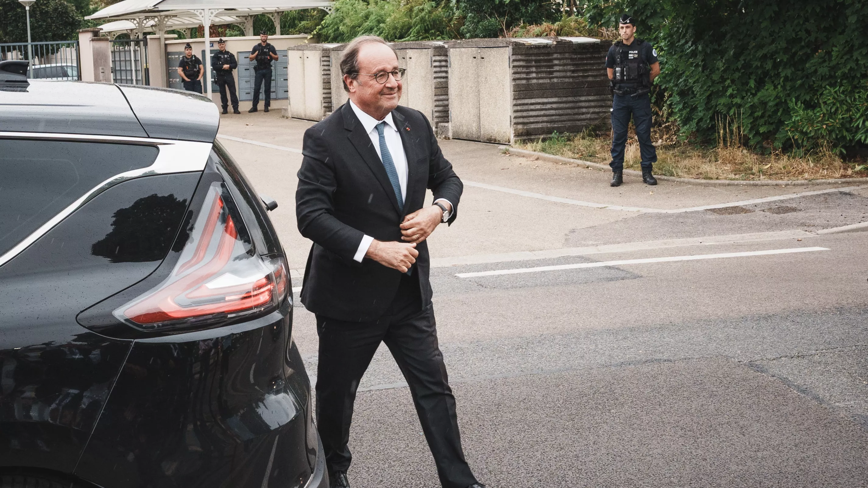 Présidentielle 2027 : la candidature de Raphaël Glucksmann n’entame pas les ambitions de François Hollande