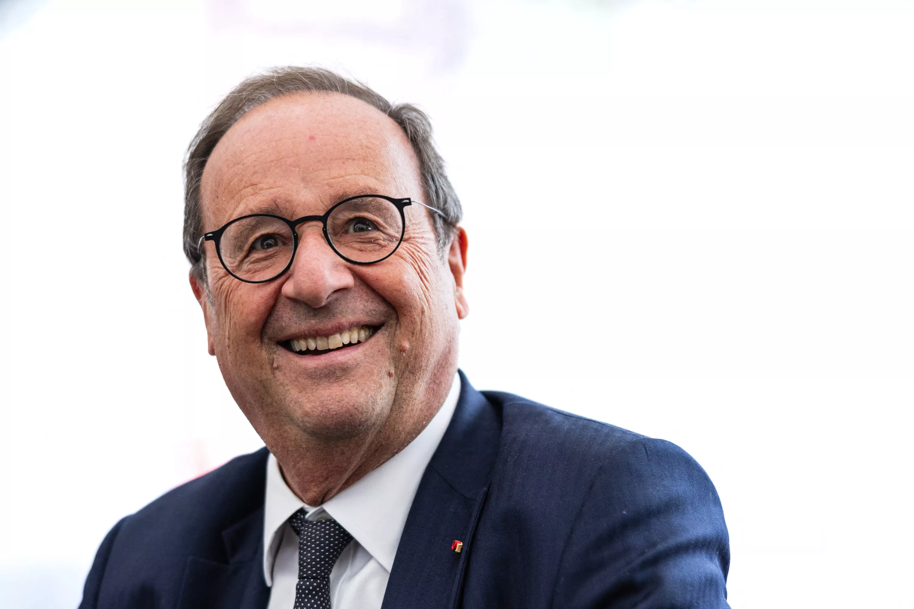 Présidentielle 2027 : dans les coulisses du nouveau QG politique de François Hollande, en campagne sans être candidat