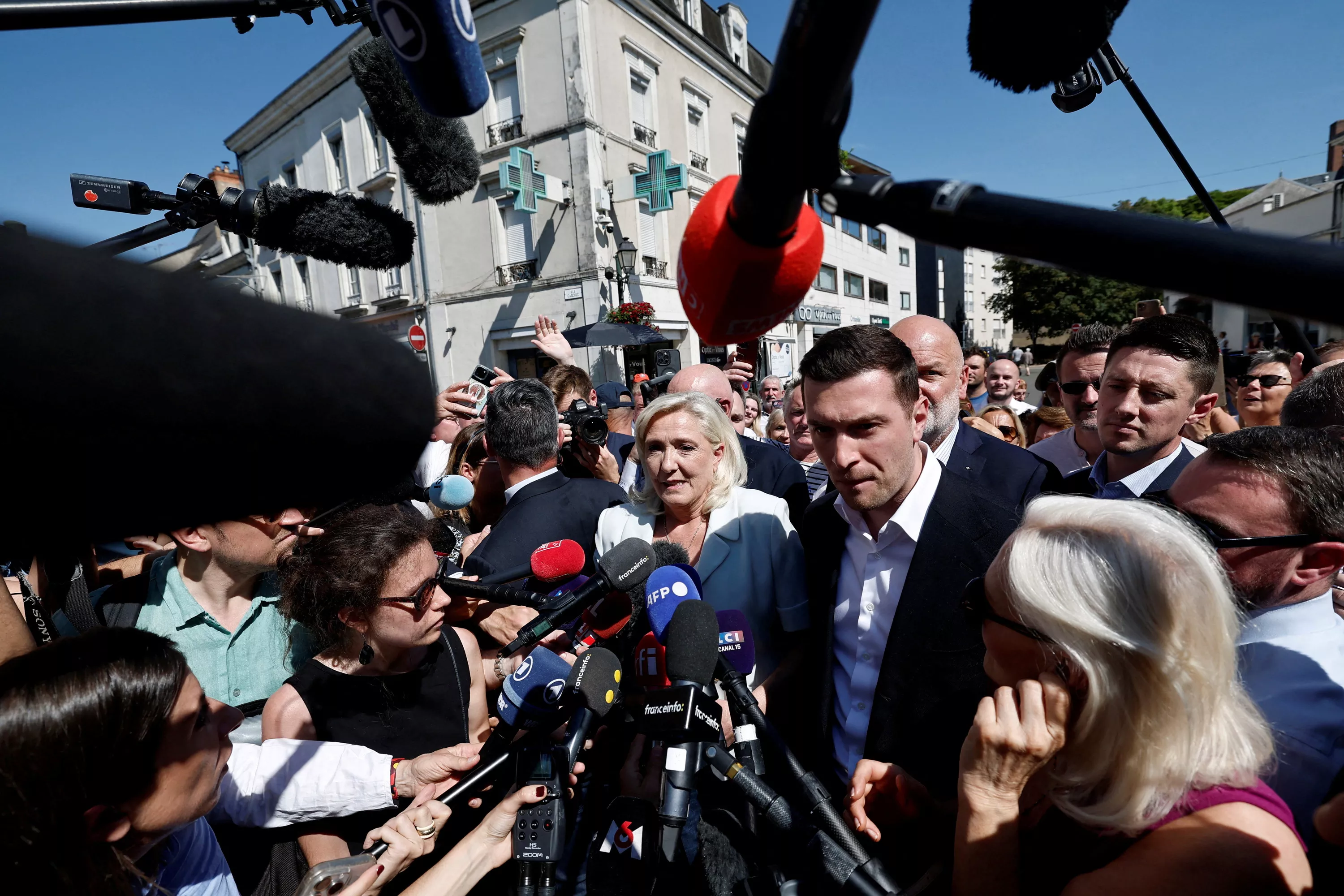 Présidentielle 2027 : à La Flèche, l’entrée en campagne contrariée de Marine Le Pen