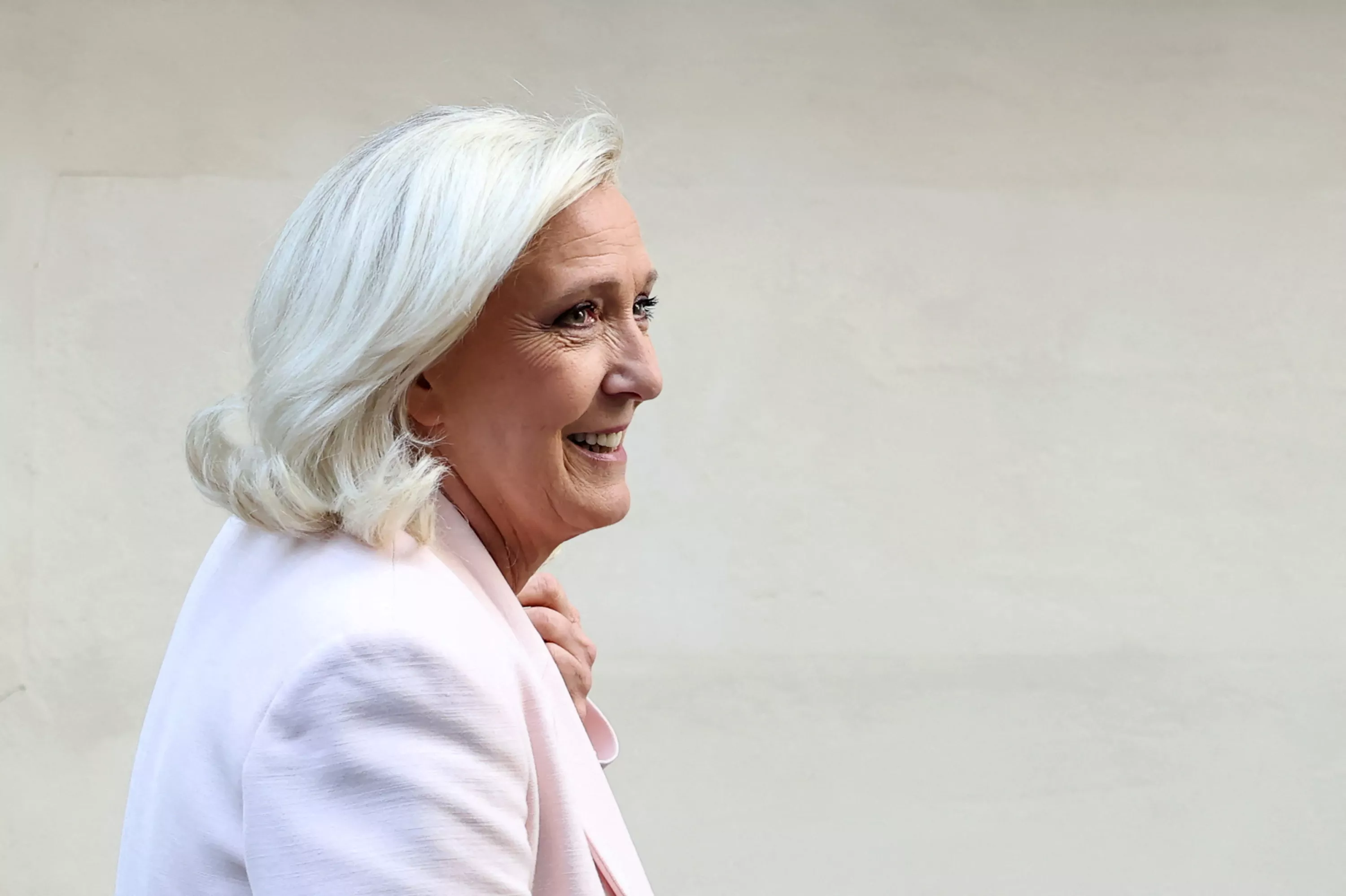 Présidentielle : un nouveau sondage donne Marine Le Pen gagnante au second tour dans tous les cas