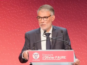 Présidentielles 2027 : lâché par des ténors du PS qui ont décidé de soutenir Raphaël Glucksmann, Olivier Faure se redonne de l’allant à Blois avant la primaire