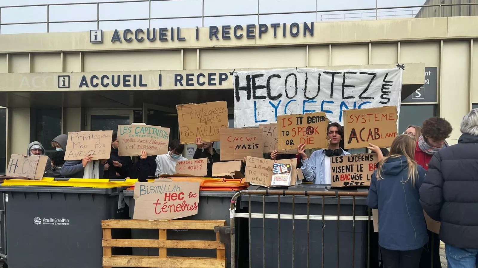 «Privilégiés, mais pas aveugles» : un blocage à HEC pour soutenir le mouvement lycéen