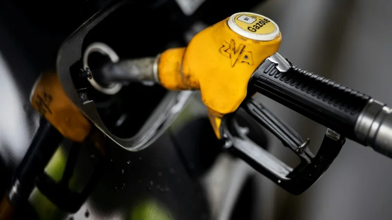 Prix du carburant: les préfets seront mobilisés pour que 350 stations