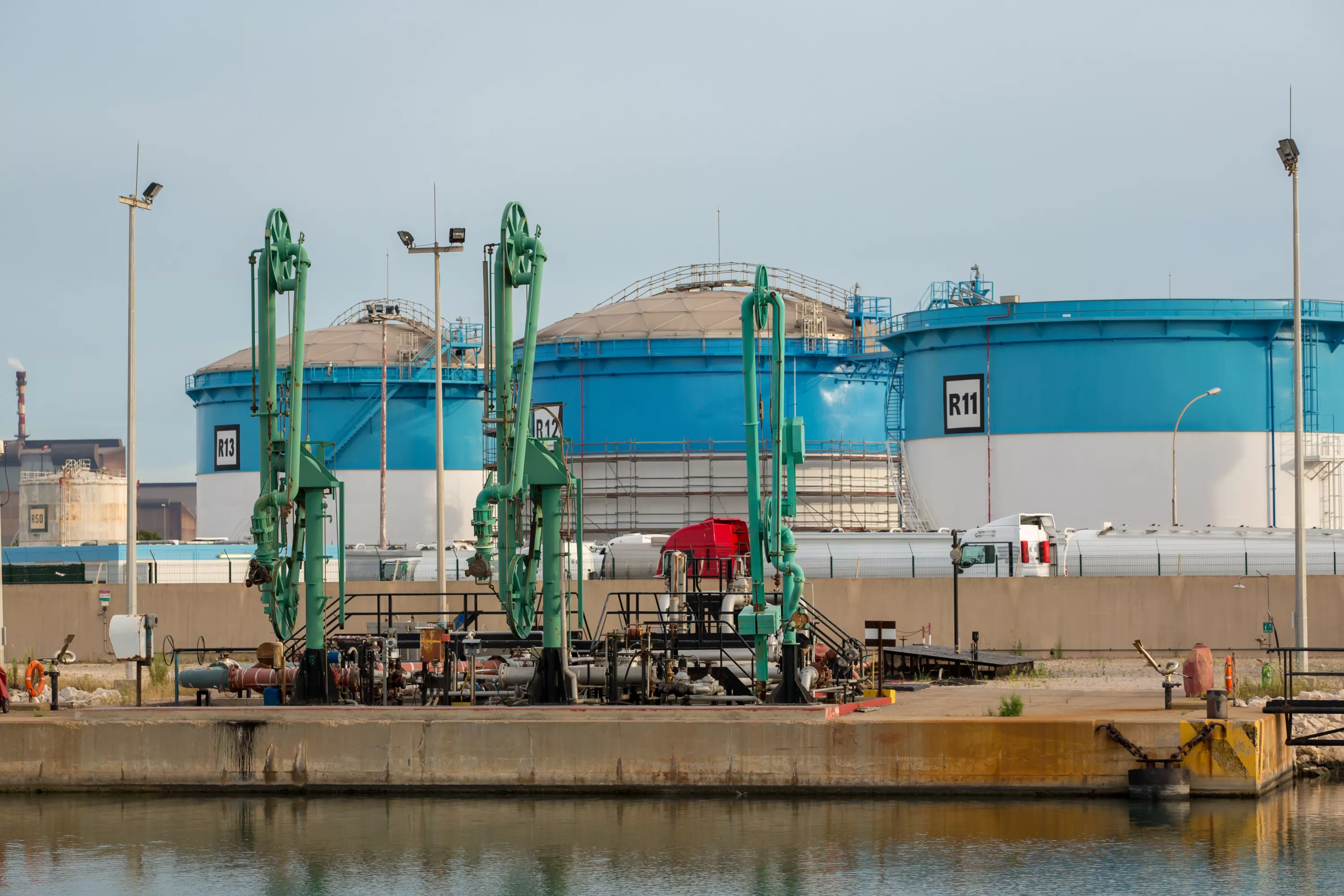 Prix des carburants : des pêcheurs bloquent un dépôt pétrolier avec des camions-citernes à Fos-sur-Mer
