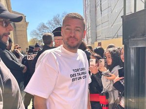 Procès de Jeremstar après avoir brandi une pancarte 