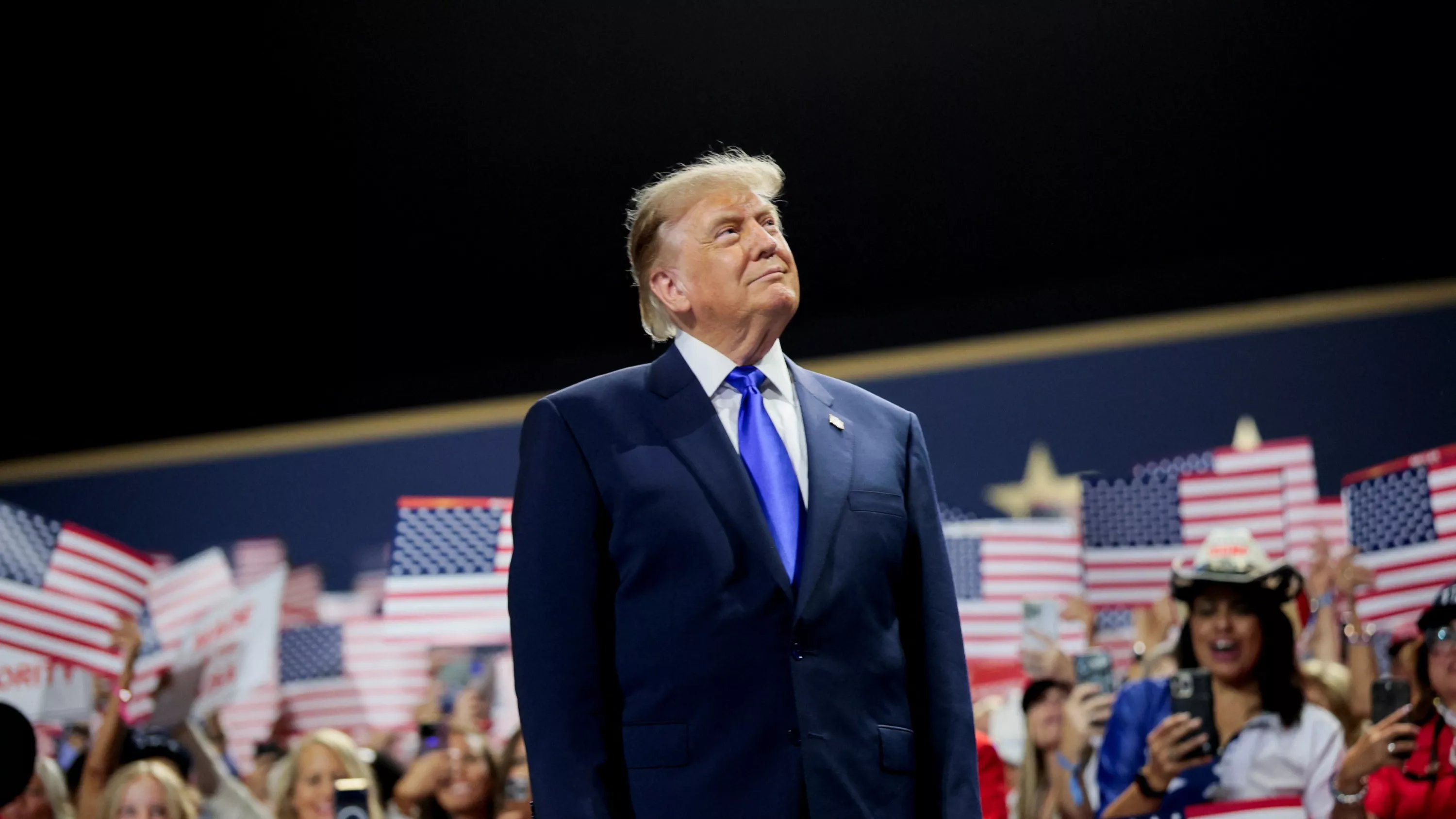 Promesse de 5 000 dollars pour chaque Américain, attaques contre les démocrates « fous » : Donald Trump se place au centre de la campagne des « midterms »