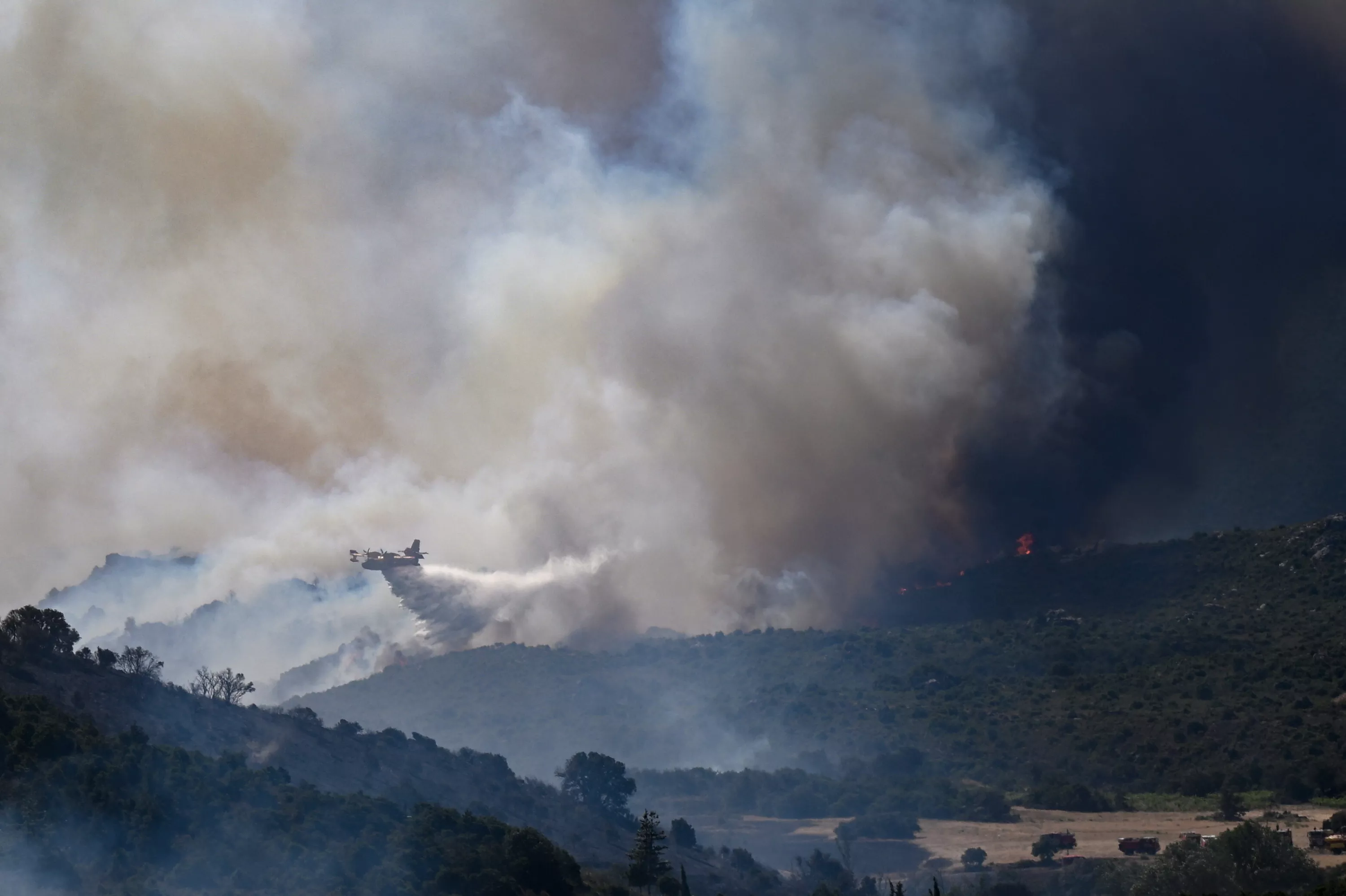 Pyrénées-Orientales : l’incendie a brûlé 1650 hectares, un sapeur-pompier et un habitant en urgence absolue