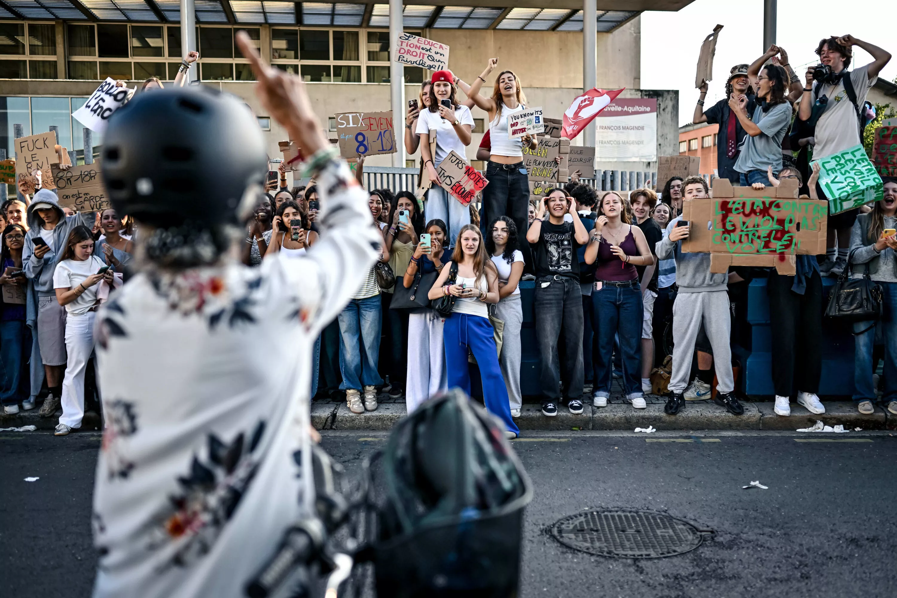 «Quand on fait des manifestations, on ne nous écoute pas» : chauffés à blanc par LFI, les lycéens veulent poursuivre les blocages