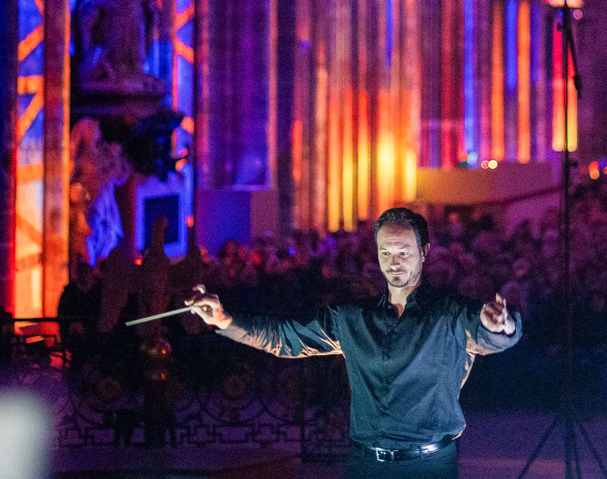 Qui est Alexis Duffaure, le chef d’orchestre bordelais qui animera la veillée des jeunes devant le pape Léon XIV au Stade de France ?