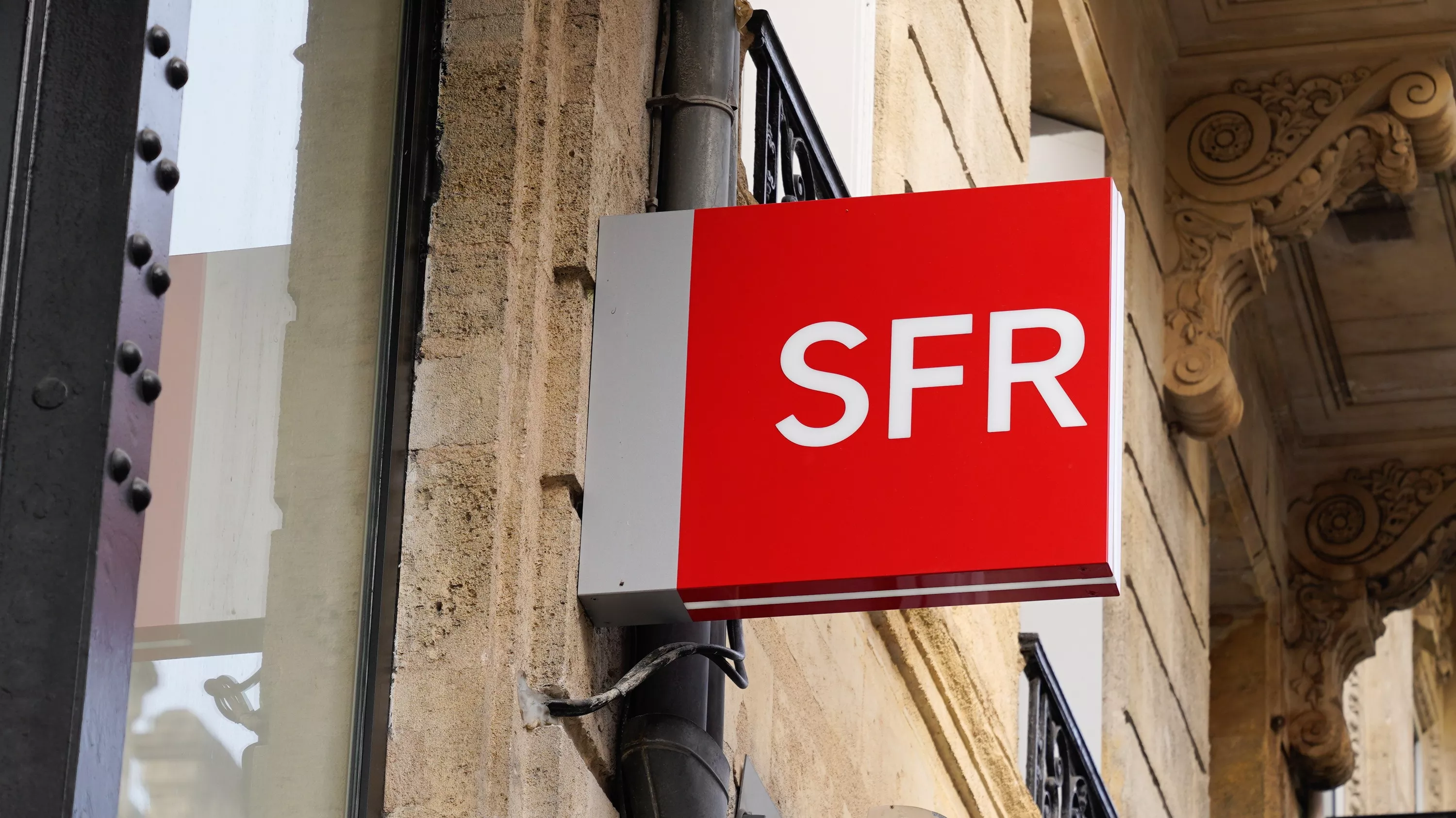 Rachat de SFR : malgré une ultime frayeur, Orange, Bouygues Telecom et Free finissent par tomber d’accord avec Altice