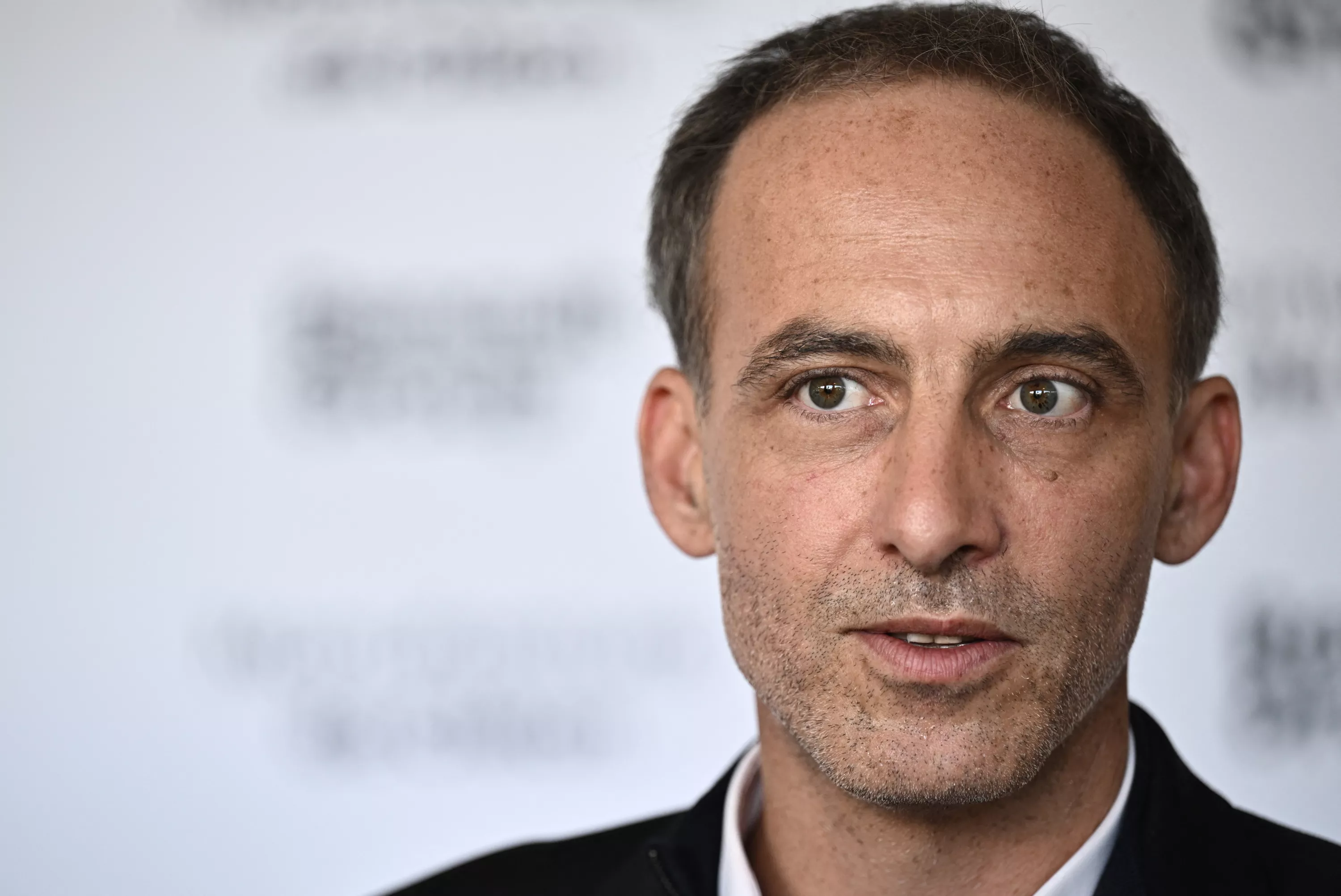 Raphaël Glucksmann enfariné à Paris après sa victoire à la primaire de la gauche