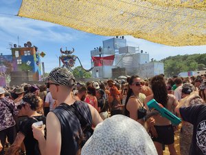 Rave illégale au nord de l’Hérault : 1 800 teufeurs continuent à faire la fête sous une chaleur écrasante