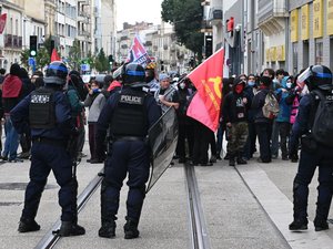 REPLAY Blocus des lycéens : le jeune homme blessé à Tours a perdu l'usage d'un œil, plus de 5 000 personnes interpellées depuis lundi