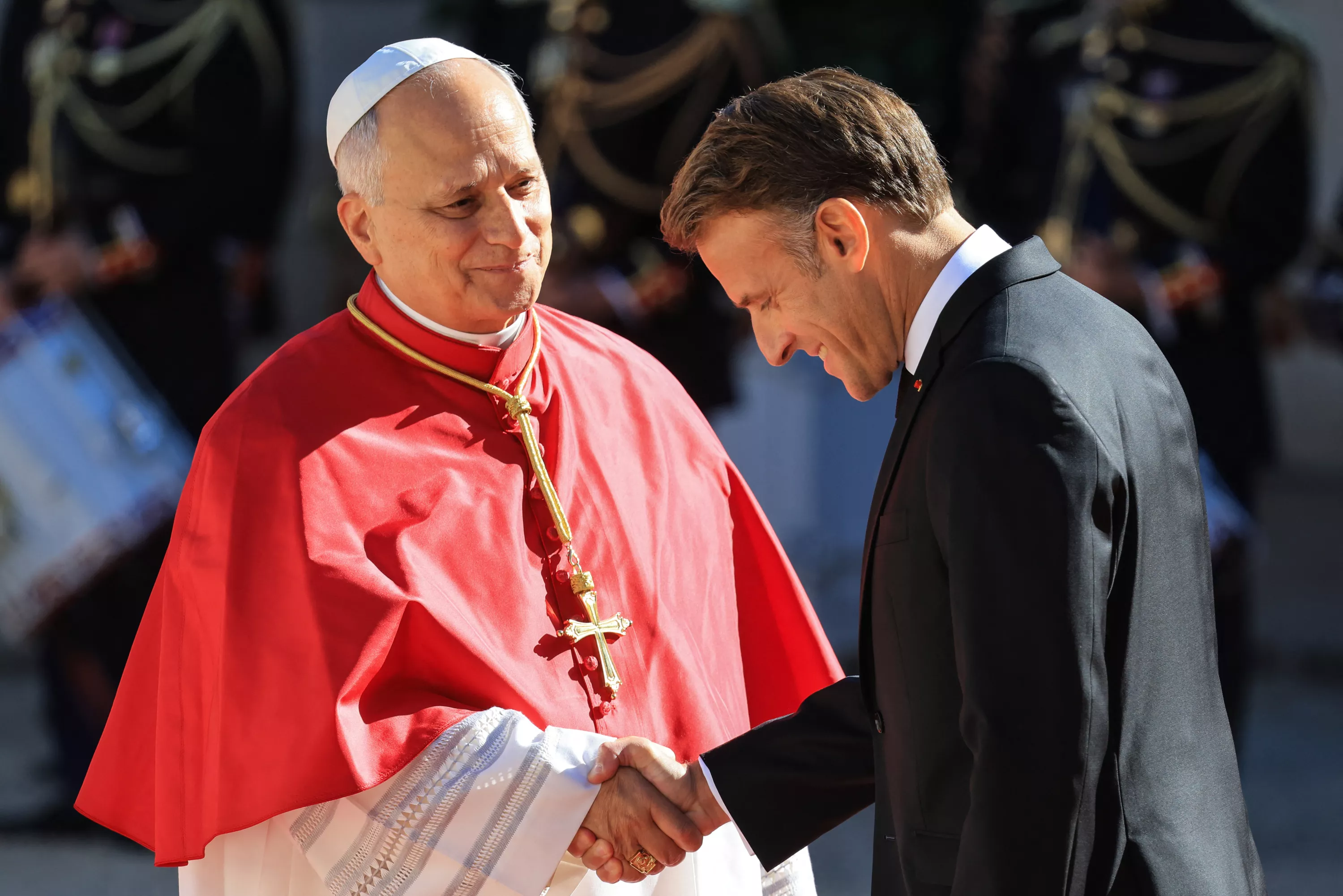 Reproduction d'un vitrail de Notre-Dame, «évangéliaire ADN»… Les cadeaux symboliques d’Emmanuel Macron au pape Léon XIV