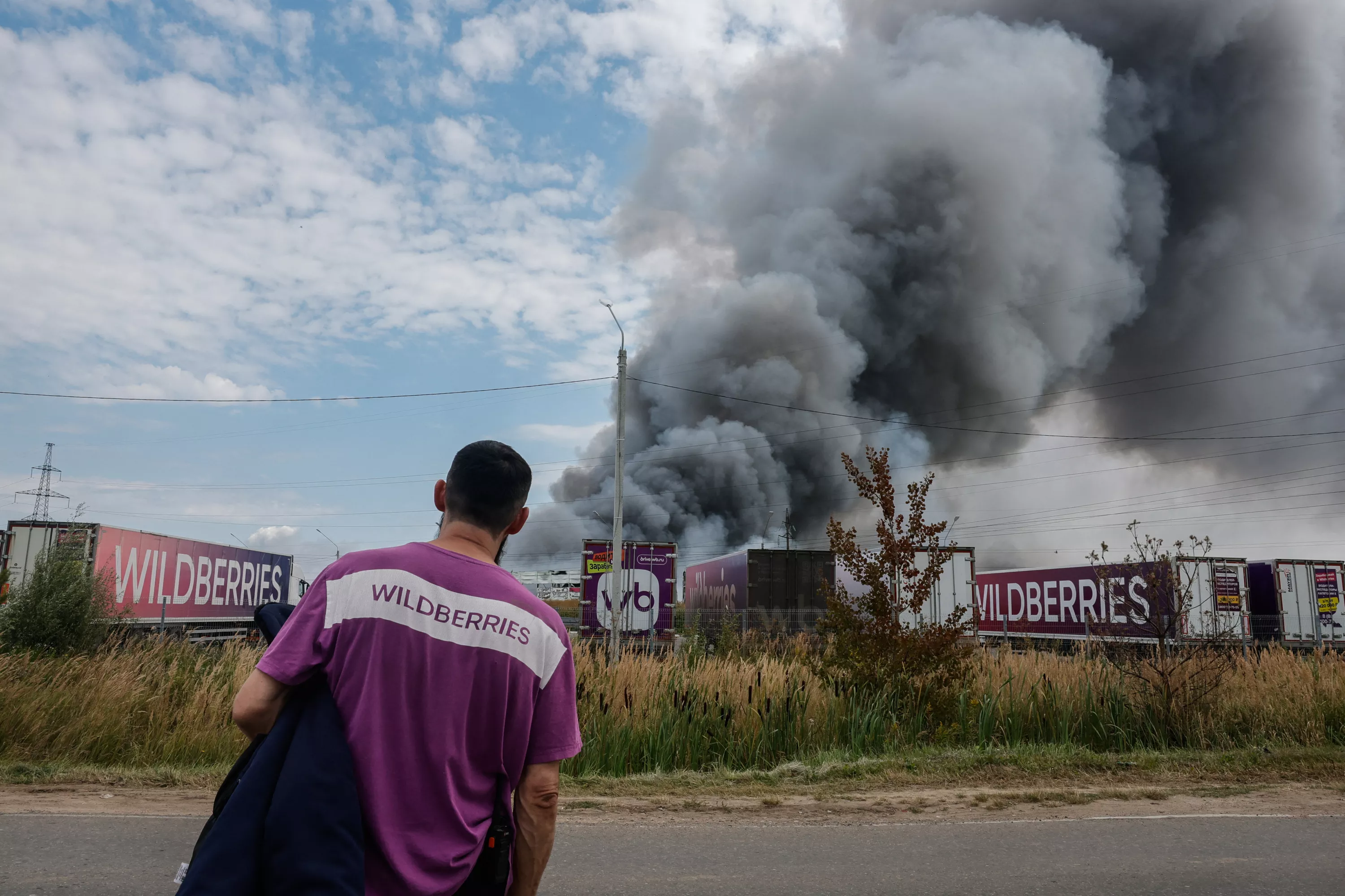 Russie : un crash de drone provoque la mort de deux personnes, un entrepôt du géant du e-commerce Wildberries en feu