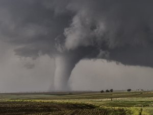 Se placer en altitude, descendre dans une cave, se cacher sous une table… comment réagir face à une tornade ?