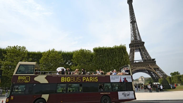 Seulement 2% des touristes mais 20% des émissions de CO2: la France a-t-elle raison de tout miser sur les touristes non-européens fortunés (au risque de perdre les Français)?